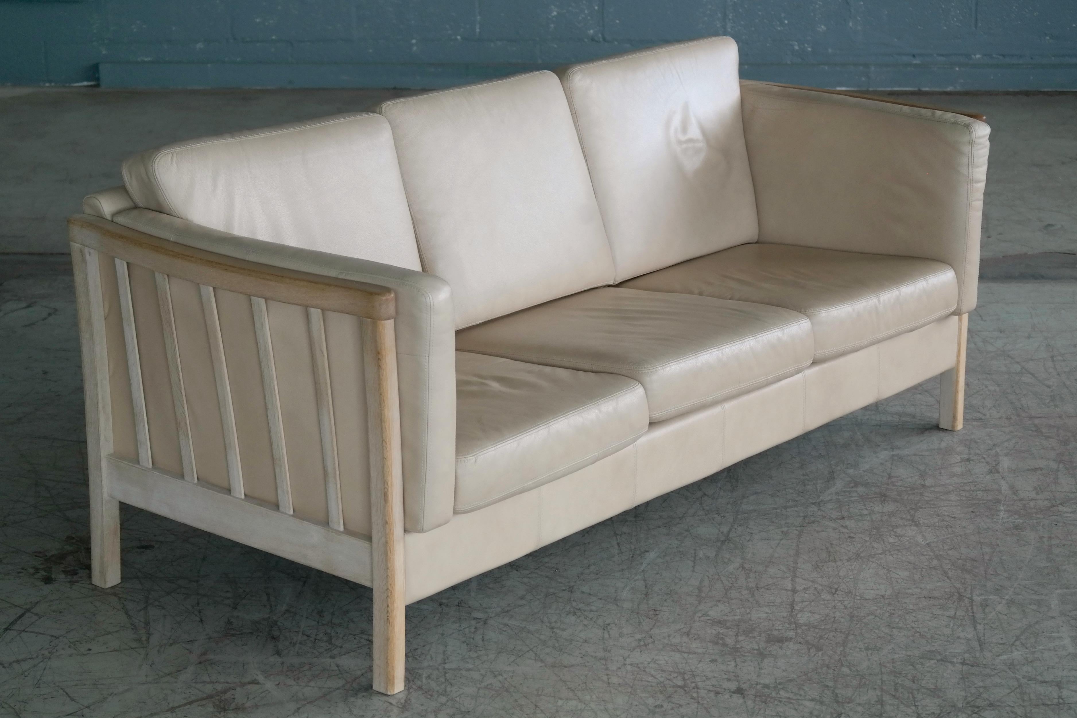 Mid-Century Modern Borge Mogensen Style Three-Seat Spoke-Back Sofa in Oak and Off-White Leather 