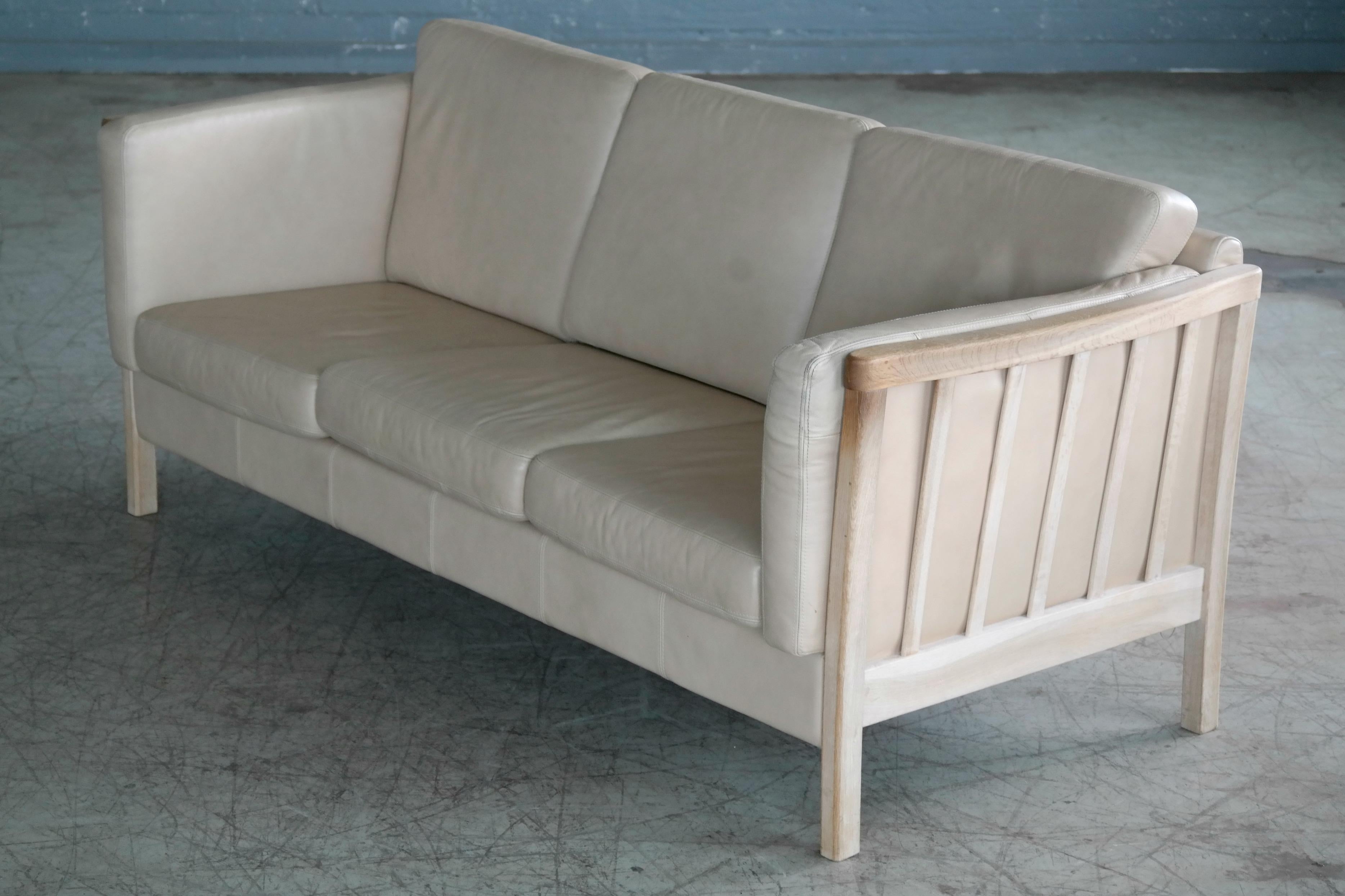 Borge Mogensen Style Three-Seat Spoke-Back Sofa in Oak and Off-White Leather  In Good Condition In Bridgeport, CT