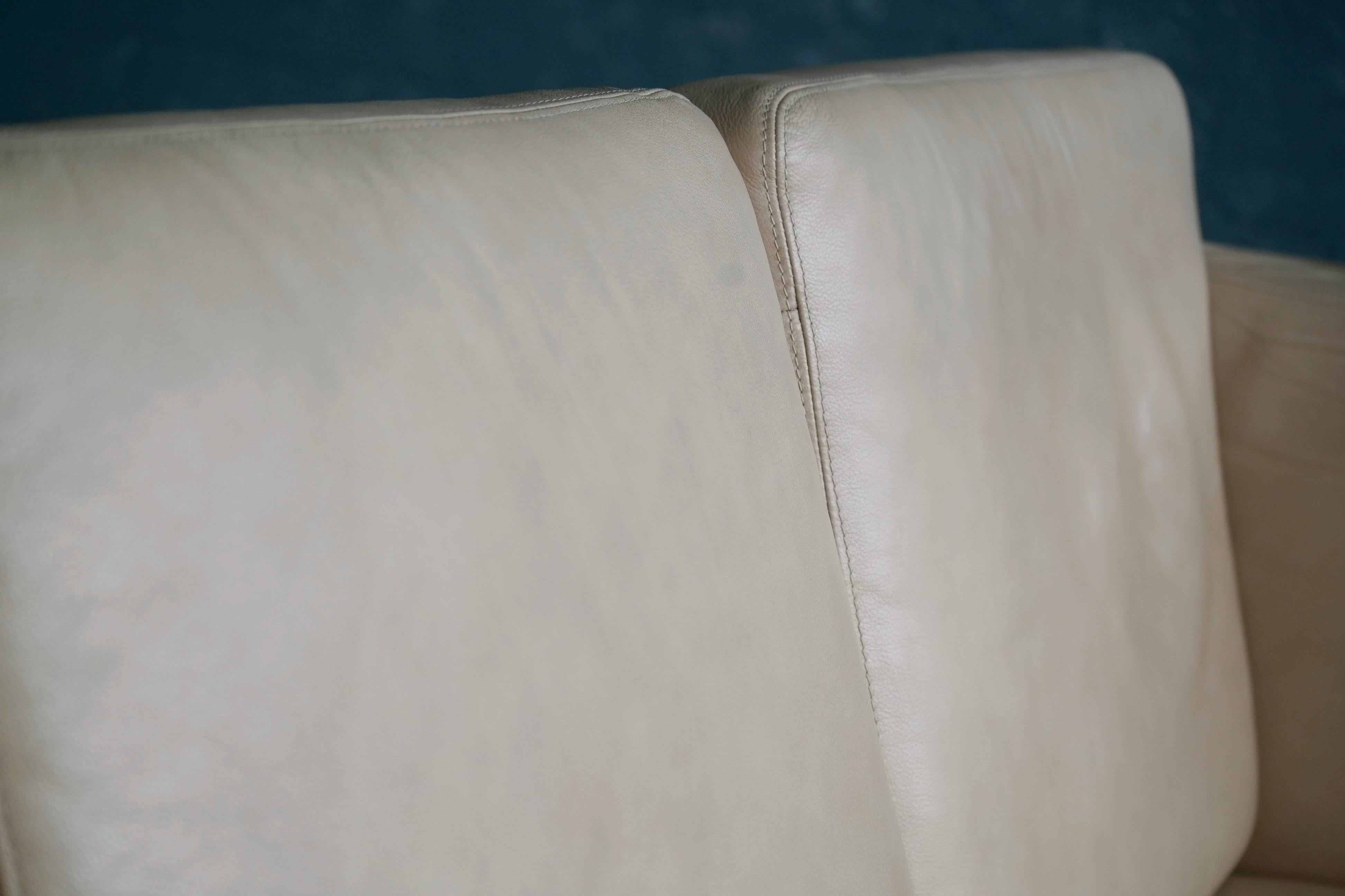 Borge Mogensen Style Three-Seat Spoke-Back Sofa in Oak and Off-White Leather  1
