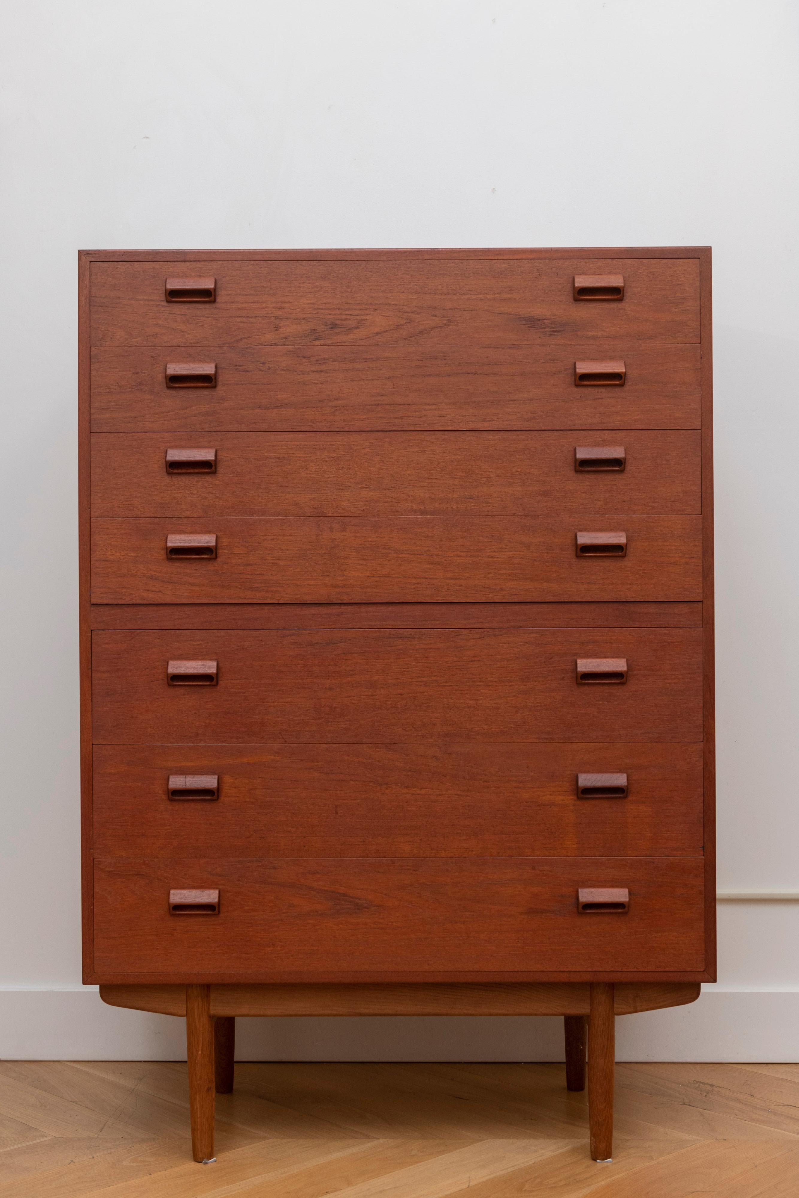 This Scandinavian dresser with 7 drawers designed by Børge Mogensen became an instant Classic from Soborg Mobelfabrik. Teak wood furniture. It has seven drawers with uniquely profiled handles. 

Borge Mogensen was one of the most important among a