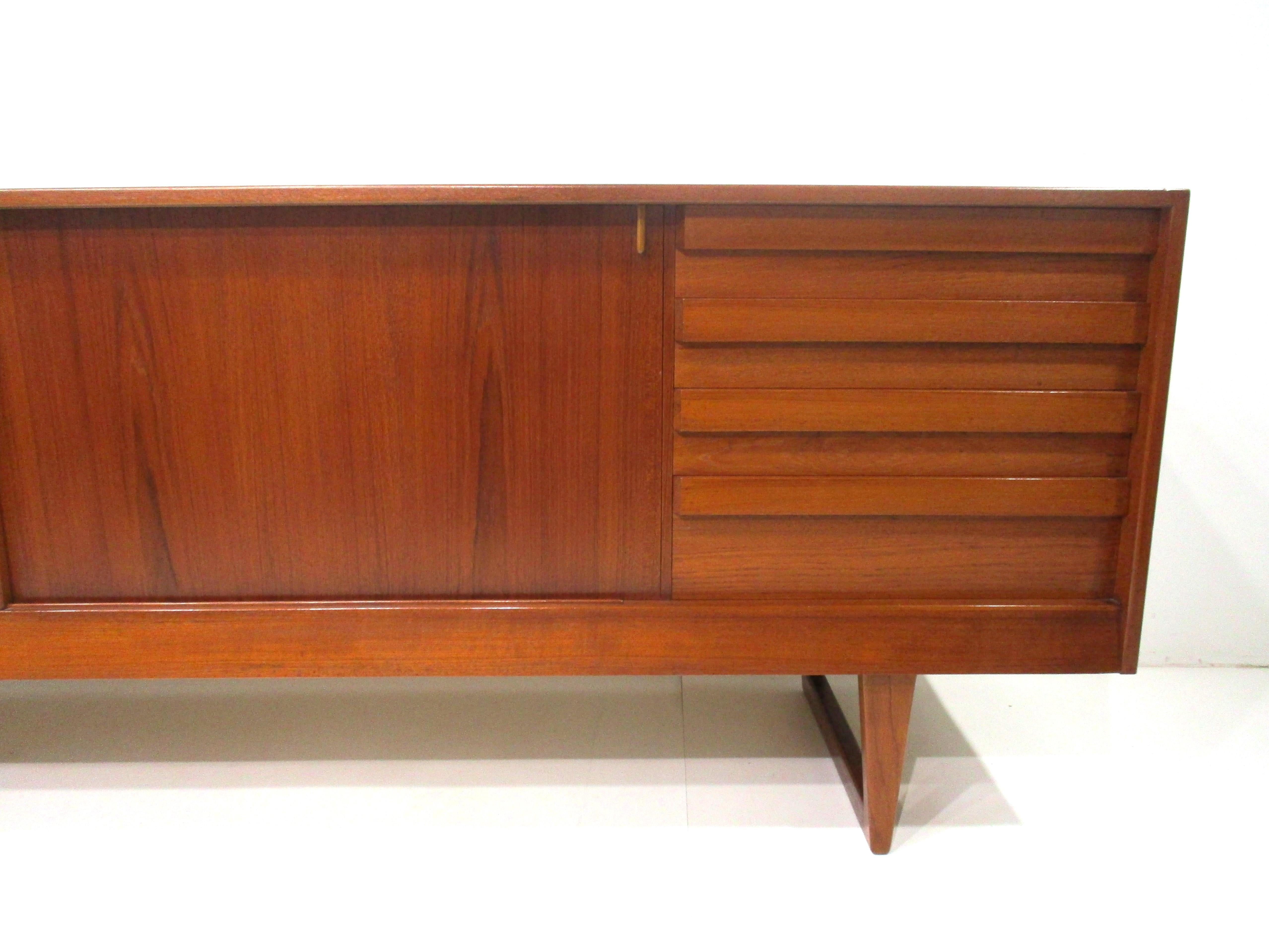 Mid-Century moderno Credenza Sever in teak di Borg Mogensen per Povl Dinesen in vendita