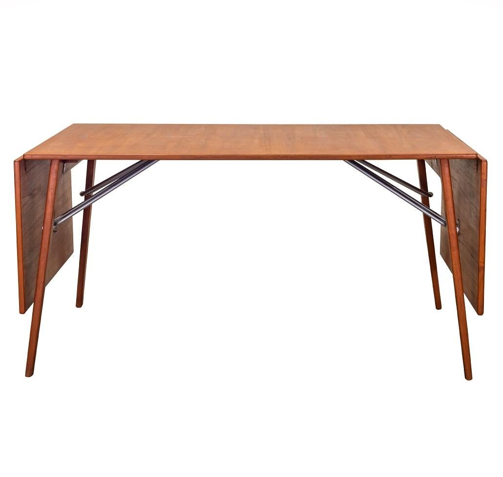 Very beautiful teak table with oak legs model 162 designed in 1953 by Borge Mogensen, completely in its simple, functional and elegant style. The top is made of teak, the legs in oak and there is a very nice system of chrome metal fasteners under