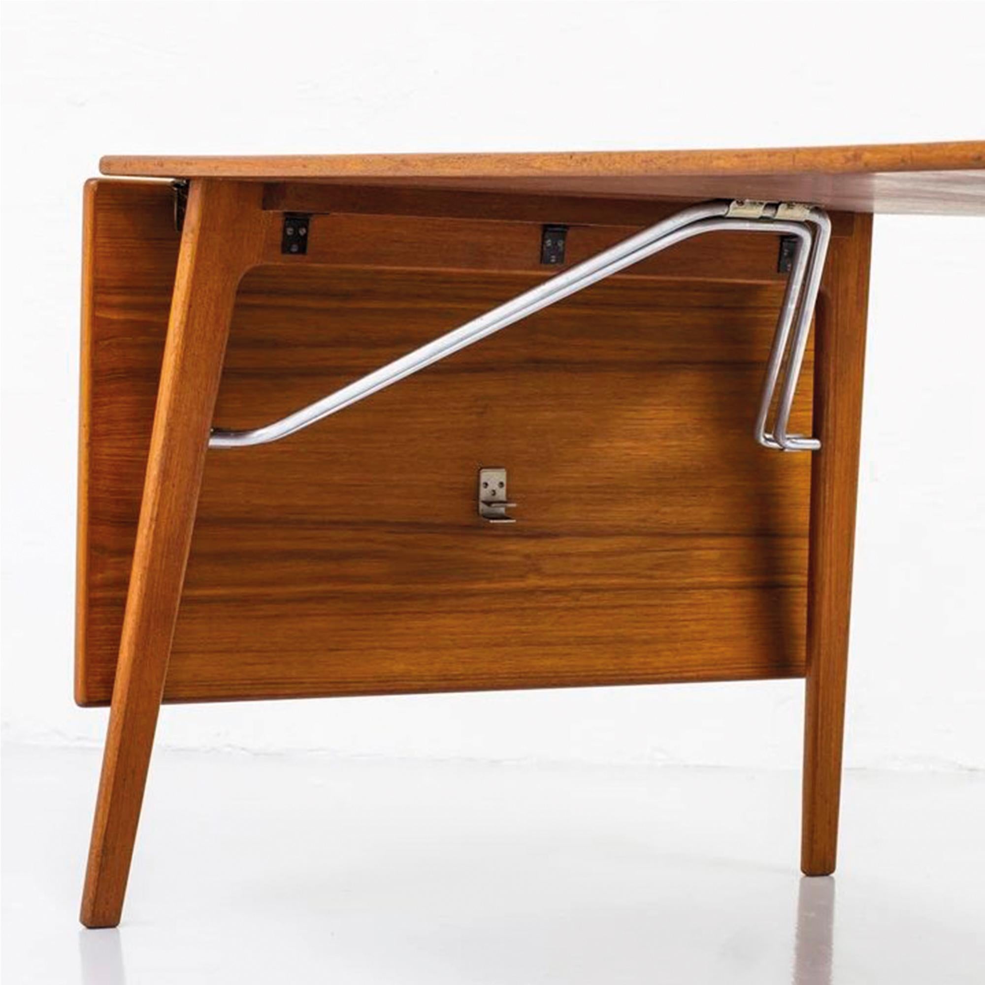Borge Mogensen Teak Table Model 162, design 1953 In Good Condition For Sale In PARIS, FR