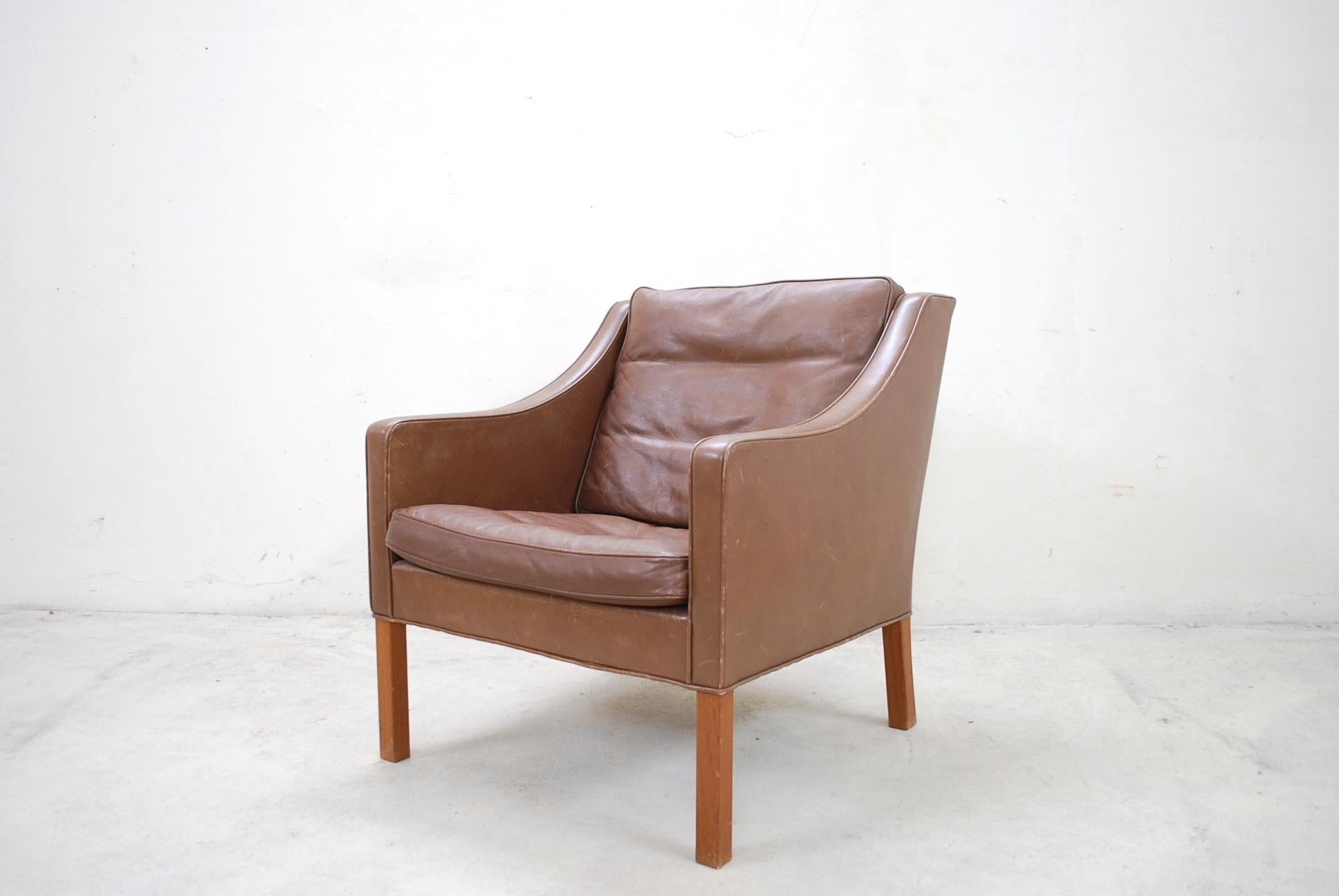 Børge Mogensen designed this leather armchair model 2207 for Fredericia Stolefabrik.
It´s a semi aniline brown leather with teak legs. The leather is patinated.
A Danish masterpiece of upholstery design and great seating comfort.
 