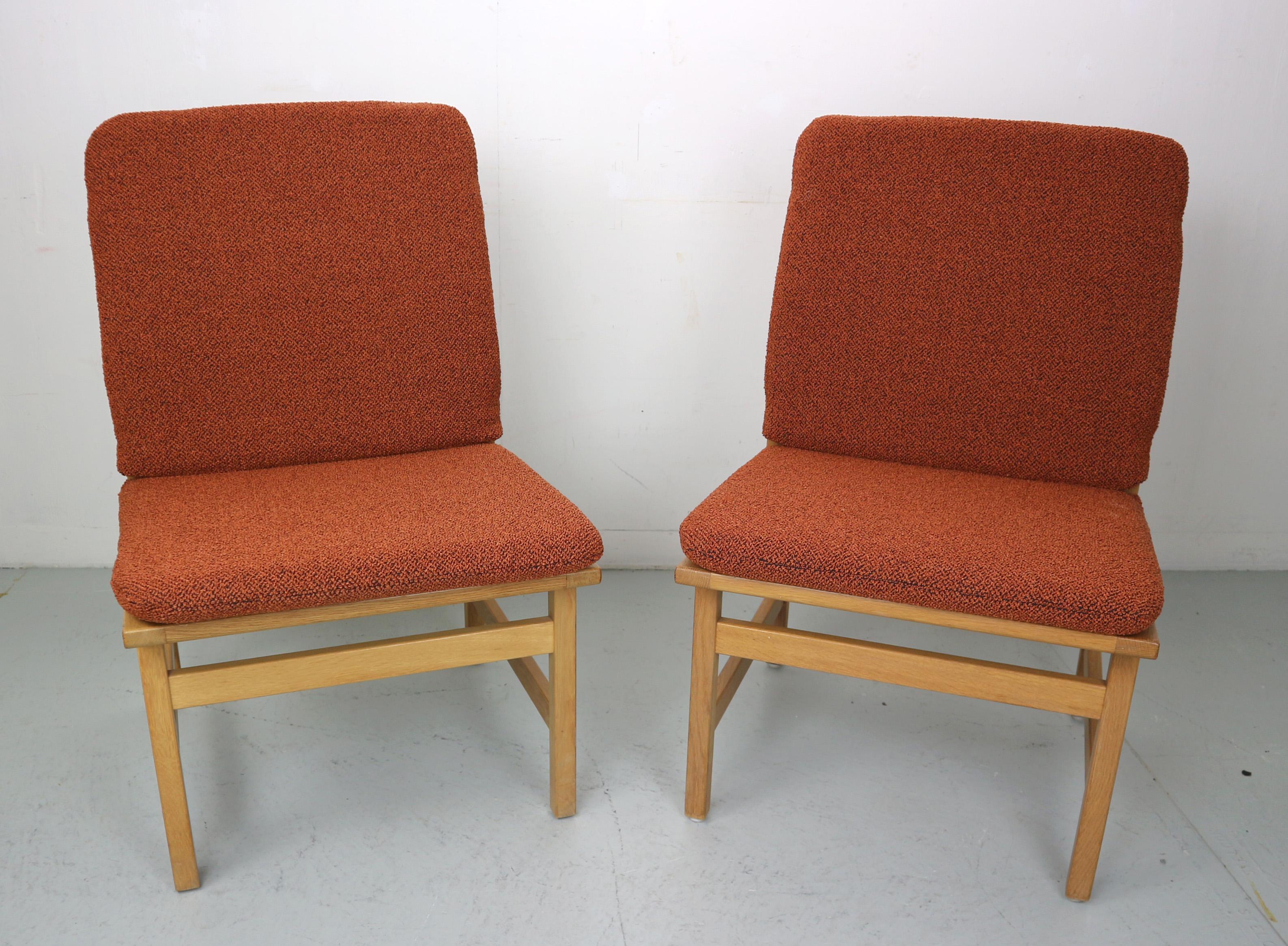 Cet ensemble de quatre chaises longues modèle 3232 a été conçu par Børge Mogensen pour Frederica Stolefabrik en 1968. L'ensemble peut être utilisé à la fois comme un canapé et comme des chaises individuelles.
Nouvellement tapissée dans un bouclier