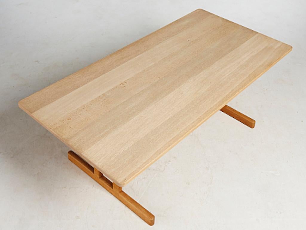 Table à secousses modèle 5267 pour les fabricants de meubles danois à Fredericia, Danemark.
Parmi les grands créateurs de meubles danois du milieu du XXe siècle, Børge Mogensen s'est distingué par sa foi dans les valeurs traditionnelles de