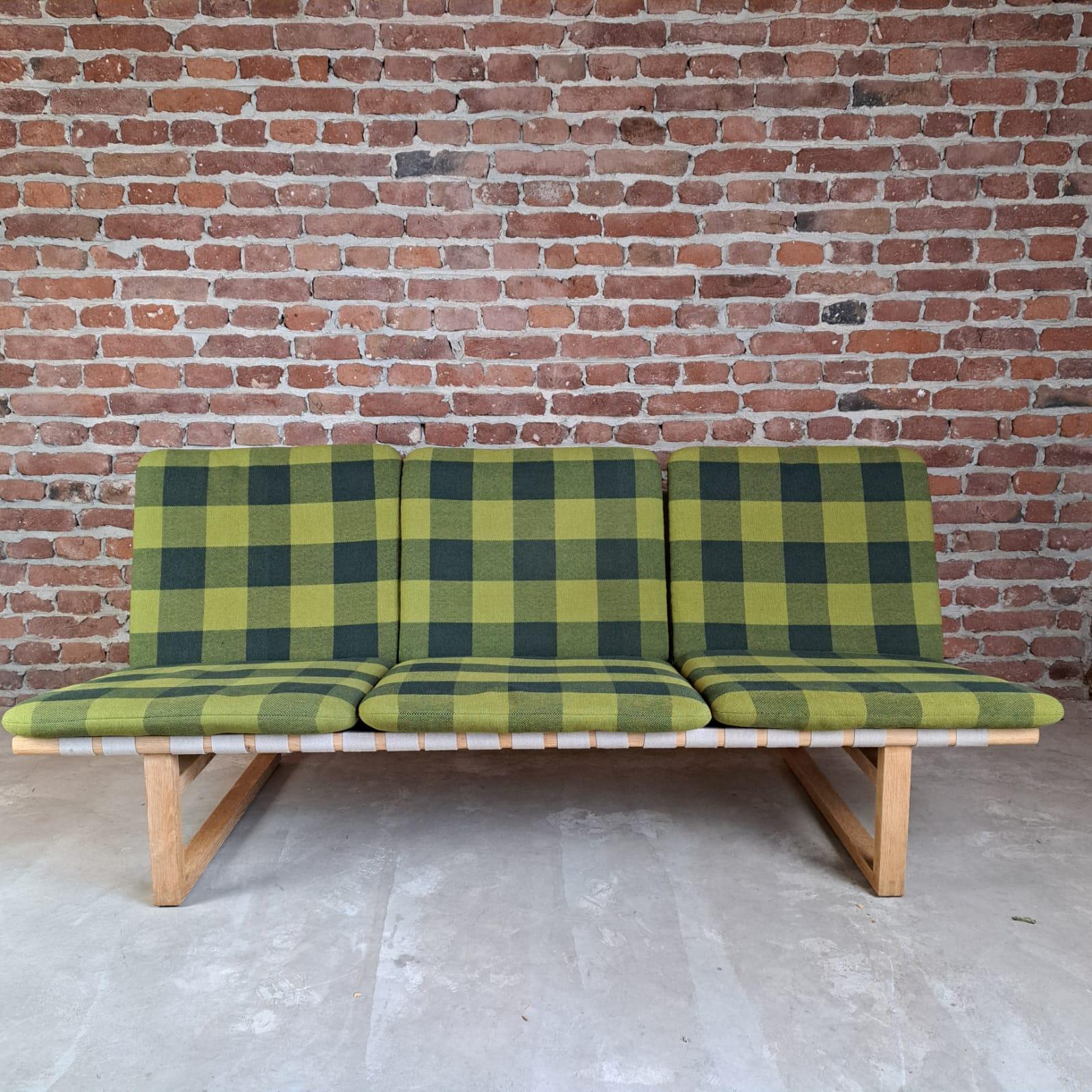 Canapé Borgensen, Danemark, 1960

Informations complémentaires :
Pays de fabrication - Danemark
Période de conception - 1960
Période de production - 1960
Style - Midcentury / Design/One
MATERIAL - Bois de chêne
Couleur - Marron clair
Dimensions - 70