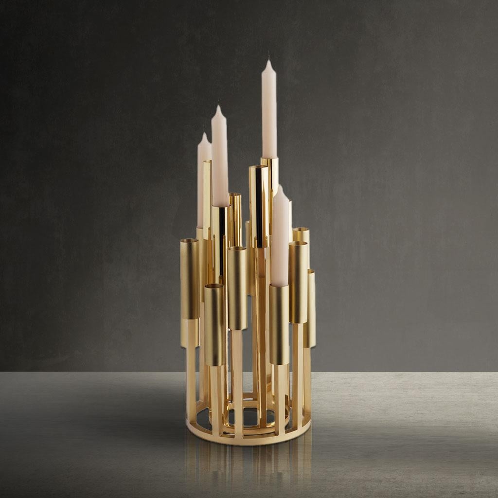 Candelabro moderno di lusso in ottone massiccio Borgia, fatto a mano e di piccole dimensioni, di Carla Baz
Borgia Small: D 17,5 x H 25 cm / D 11 x H 35 cm
Esiste anche nella versione più grande: D 28 x H 25 / D 17,5 x H 35 cm
Materiali: Interamente