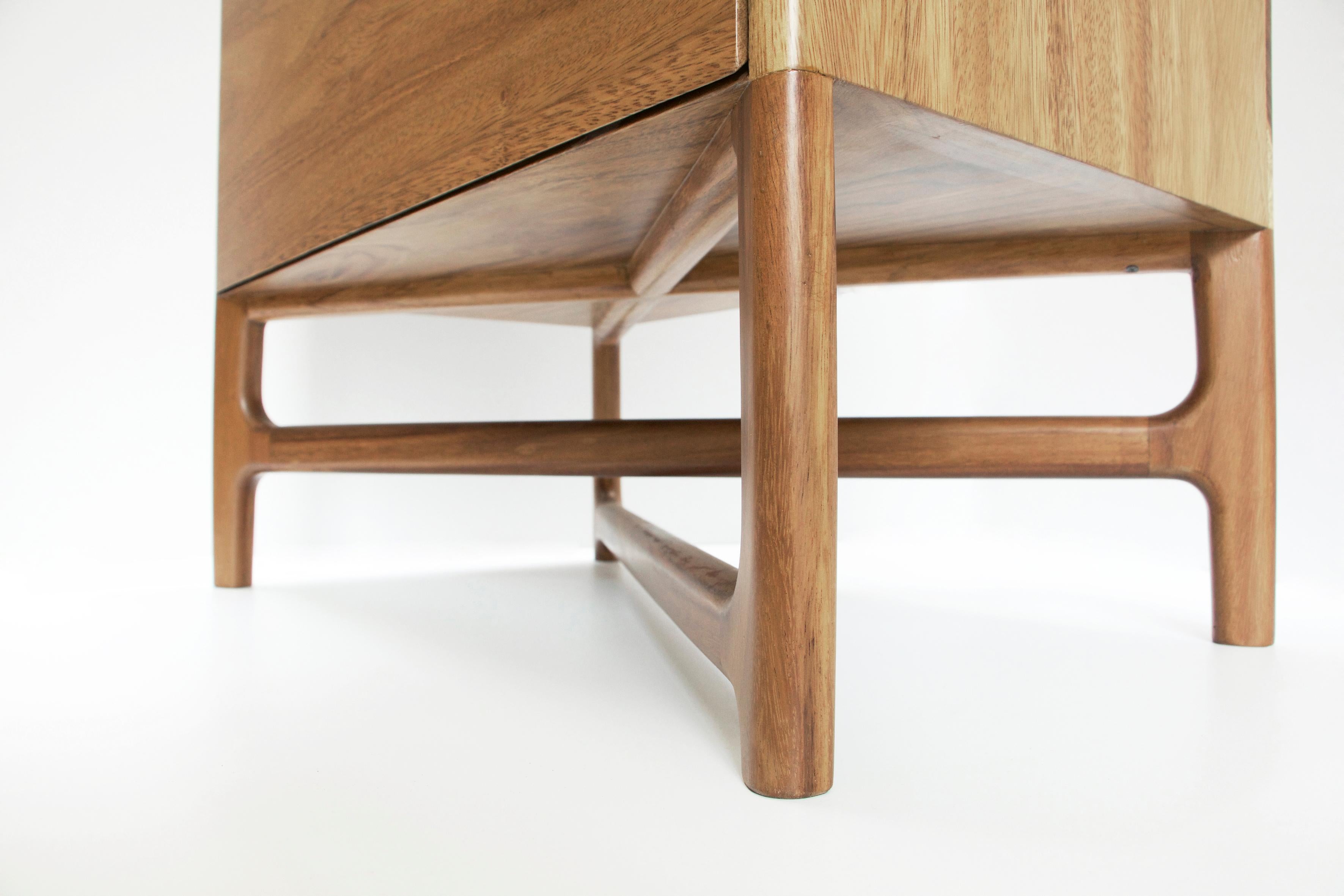 Boris 80 Tropischer Nachttisch aus Hartholz, zeitgenössisches mexikanisches Design (21. Jahrhundert und zeitgenössisch) im Angebot