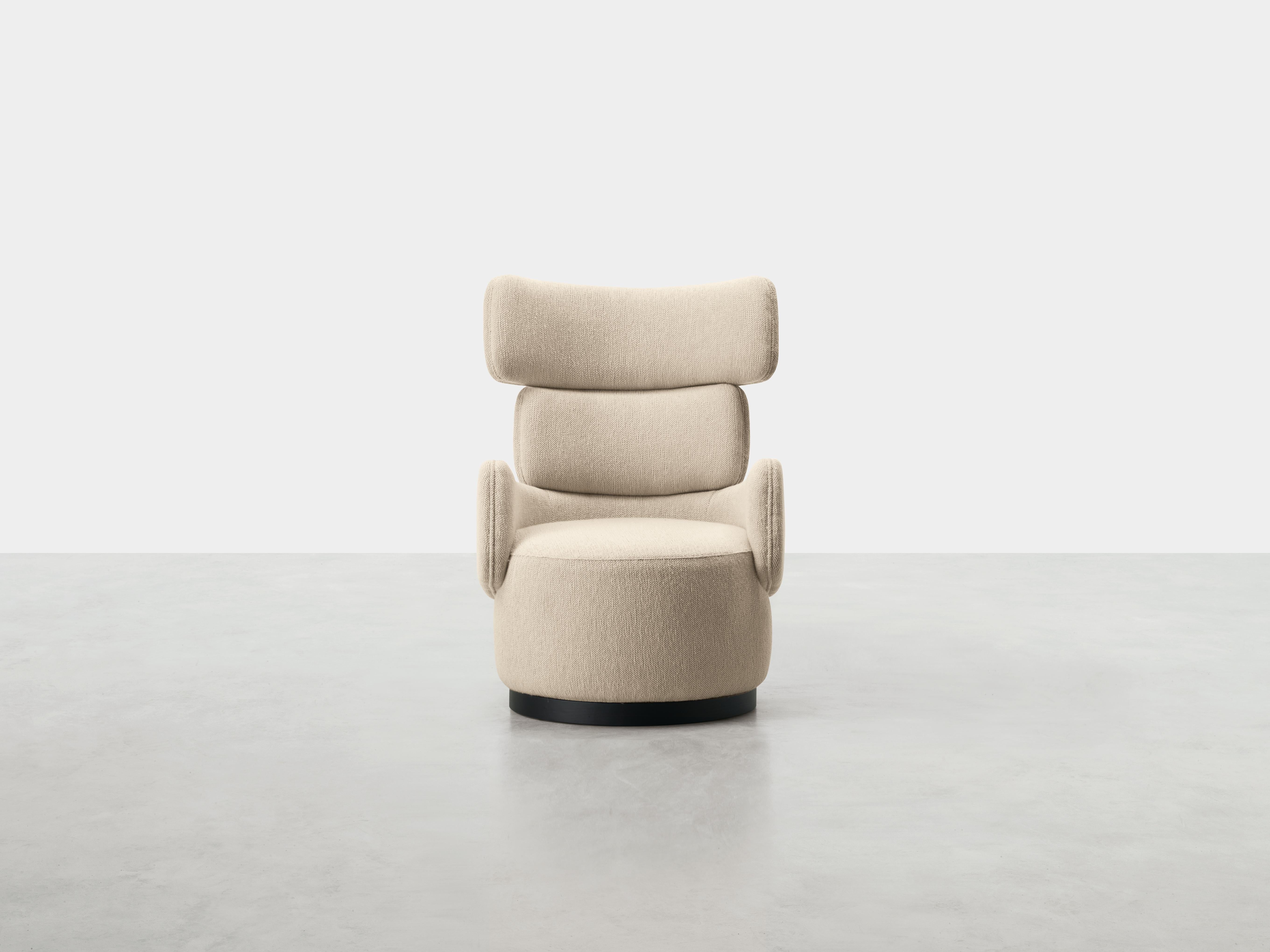 Poltrona Boris di Somaschini
Dimensioni: L. 68 x P. 82 x H. 95 cm
Materiali: Struttura in legno massiccio e compensato curvo imbottita con poliuretano espanso a diverse densità. Base girevole. Pre-upholstery in polyester wadding, upholstery in