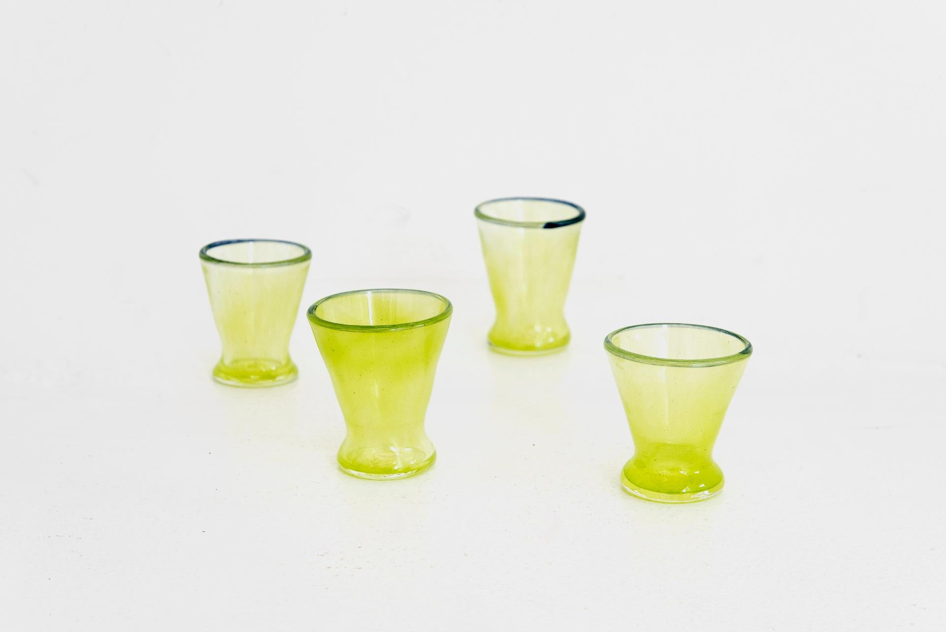Olandese Caraffa e bicchieri colorati della serie Coupes De Pompadour di Boris de Beijer in vendita
