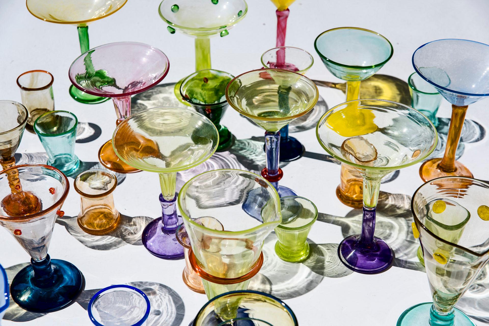 Néerlandais Carafe et verres colorés Boris De Beijer de la série Coupes De Pompadour en vente