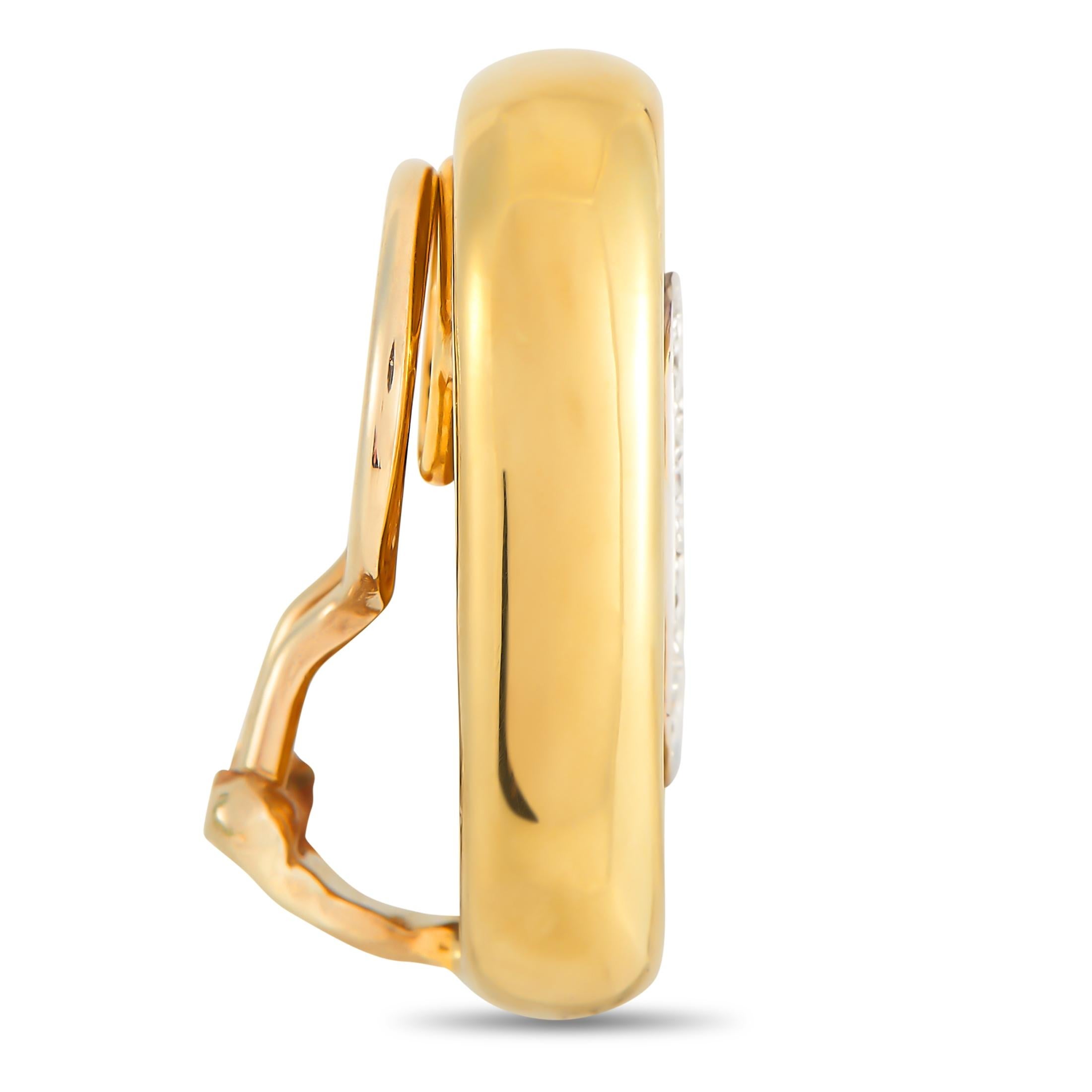 Une élégante monture de forme ovale en or jaune 18 carats, mesurant 0,94 cm de long et 0,57 cm de large, rend ces boucles d'oreilles élégantes incroyablement opulentes. Chacune d'entre elles est accentuée par un accent d'émail bleu profond au centre