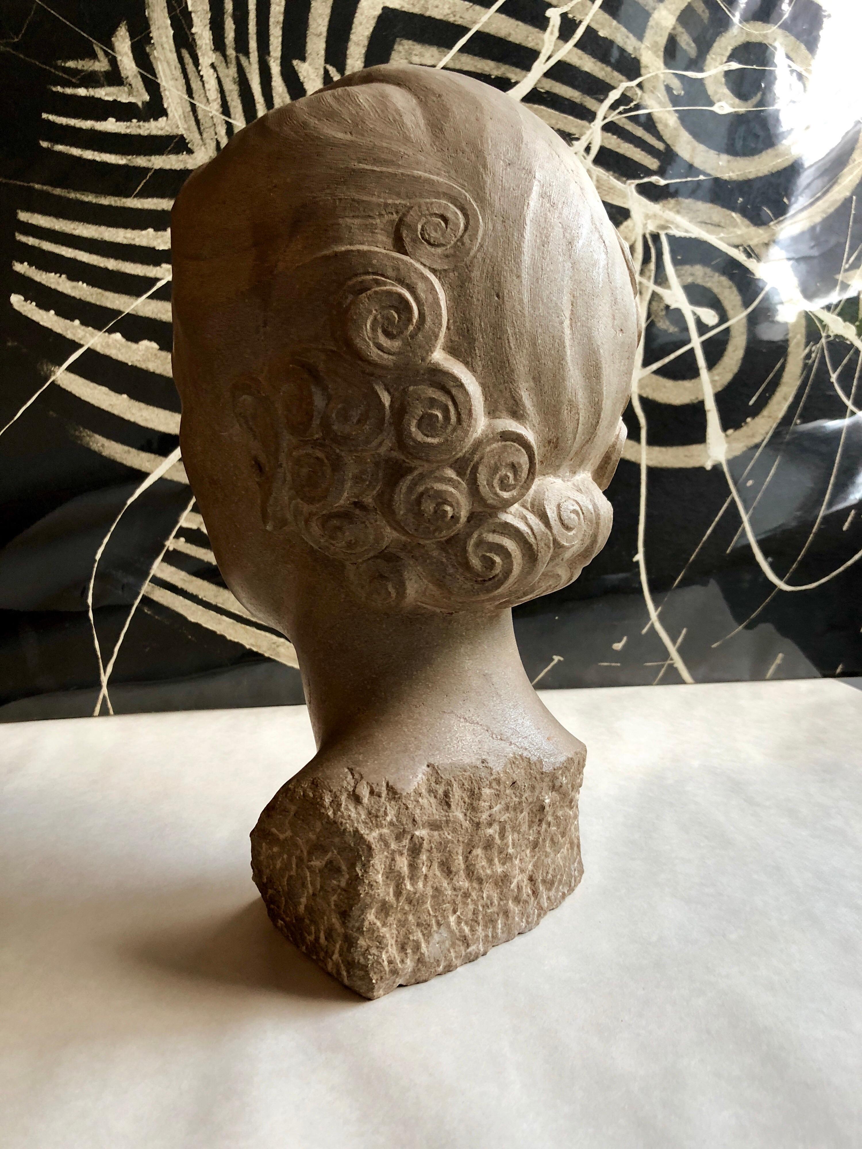 Il s'agit d'un buste de sculpture de portrait d'une femme flapper. La modèle était Frances Widney, (Mme Robert Gump de la famille de San Francisco qui possédait les grands magasins Gump's). Cette vente aux enchères porte sur la sculpture et les