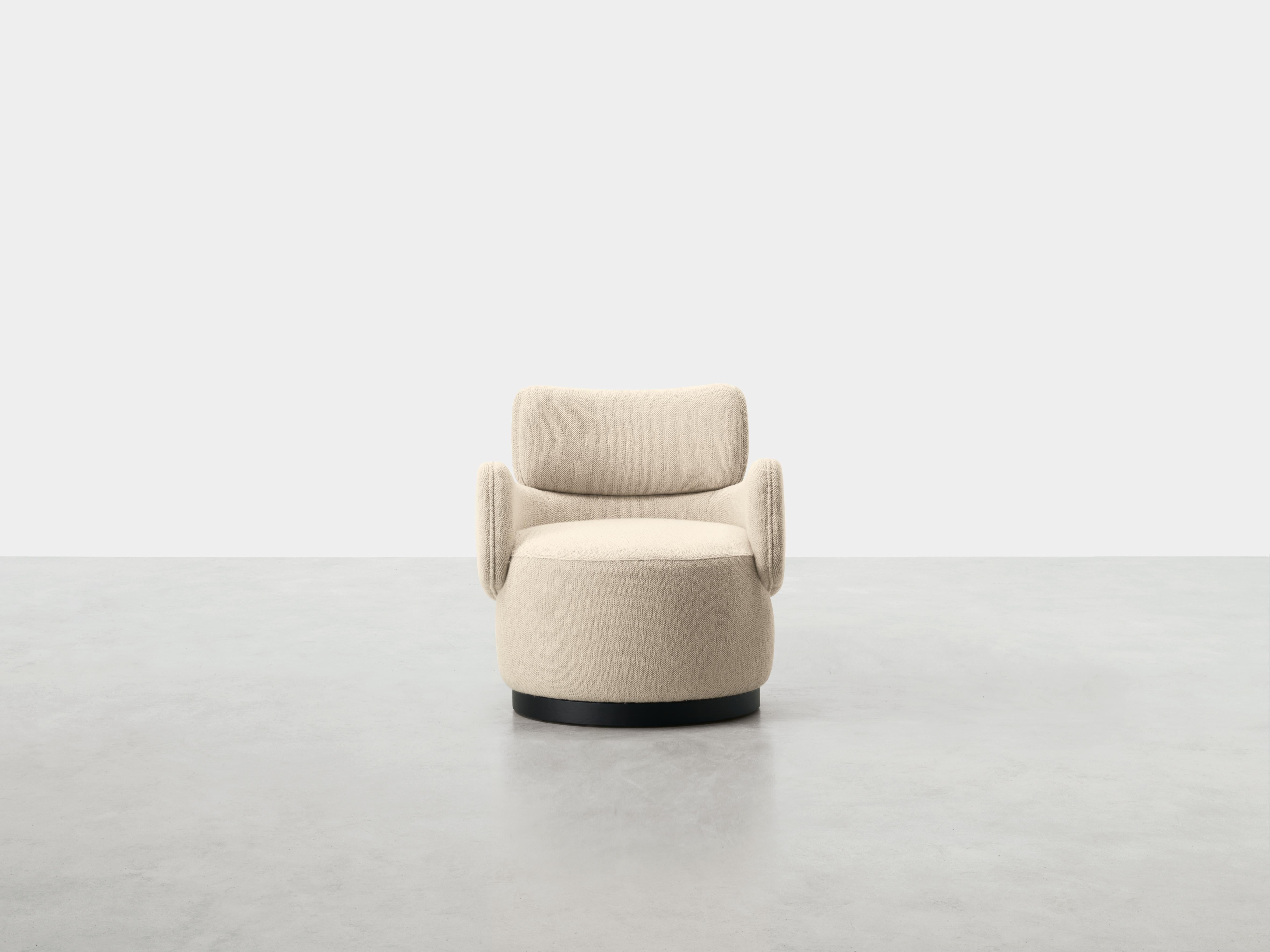 Sillón bajo Boris by Somaschini
Dimensiones: An 68 x Pr 79 x Al 71 cm
Materiales: Estructura de madera maciza y contrachapado curvado acolchada con espuma de poliuretano de diferentes densidades. Base giratoria. Pretapizado en guata de poliéster,