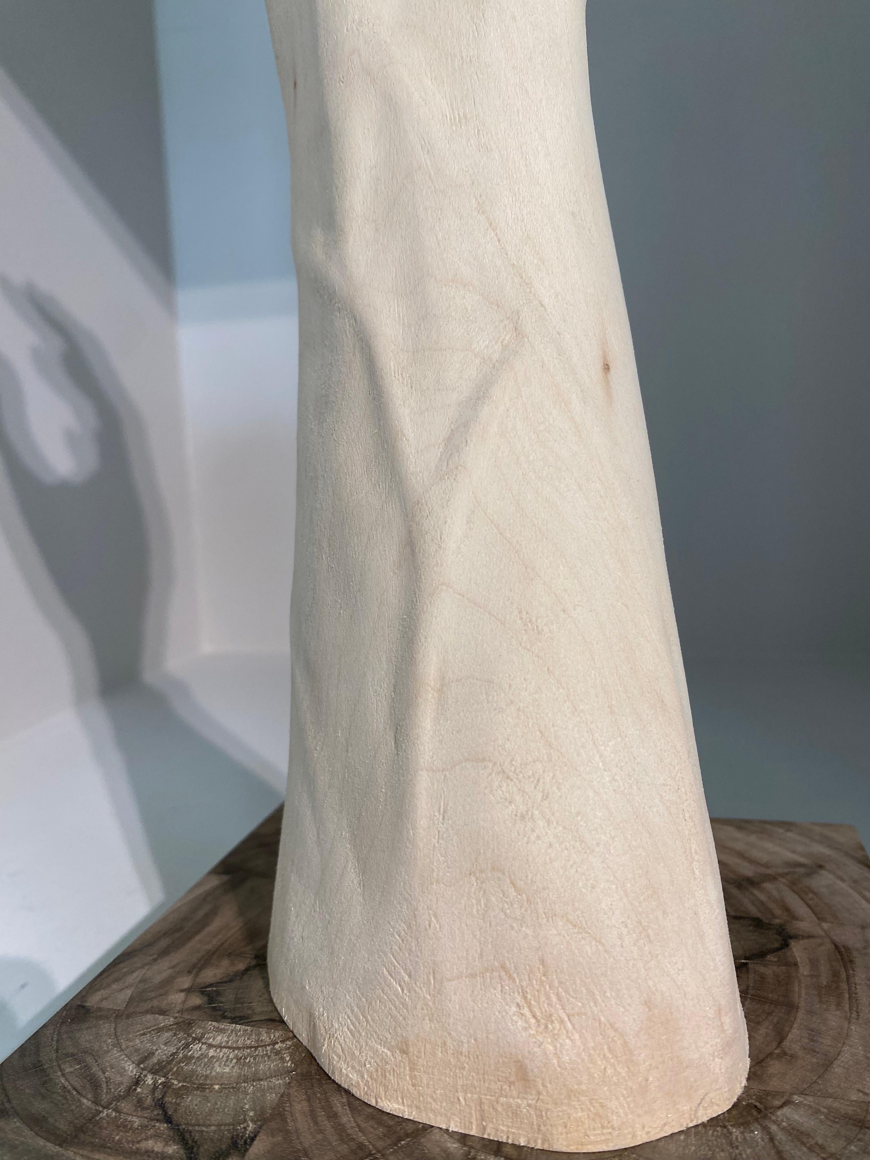 Hand - Zeitgenössische figurative Holzskulptur des 21. Jahrhunderts, eine Hand im Angebot 1