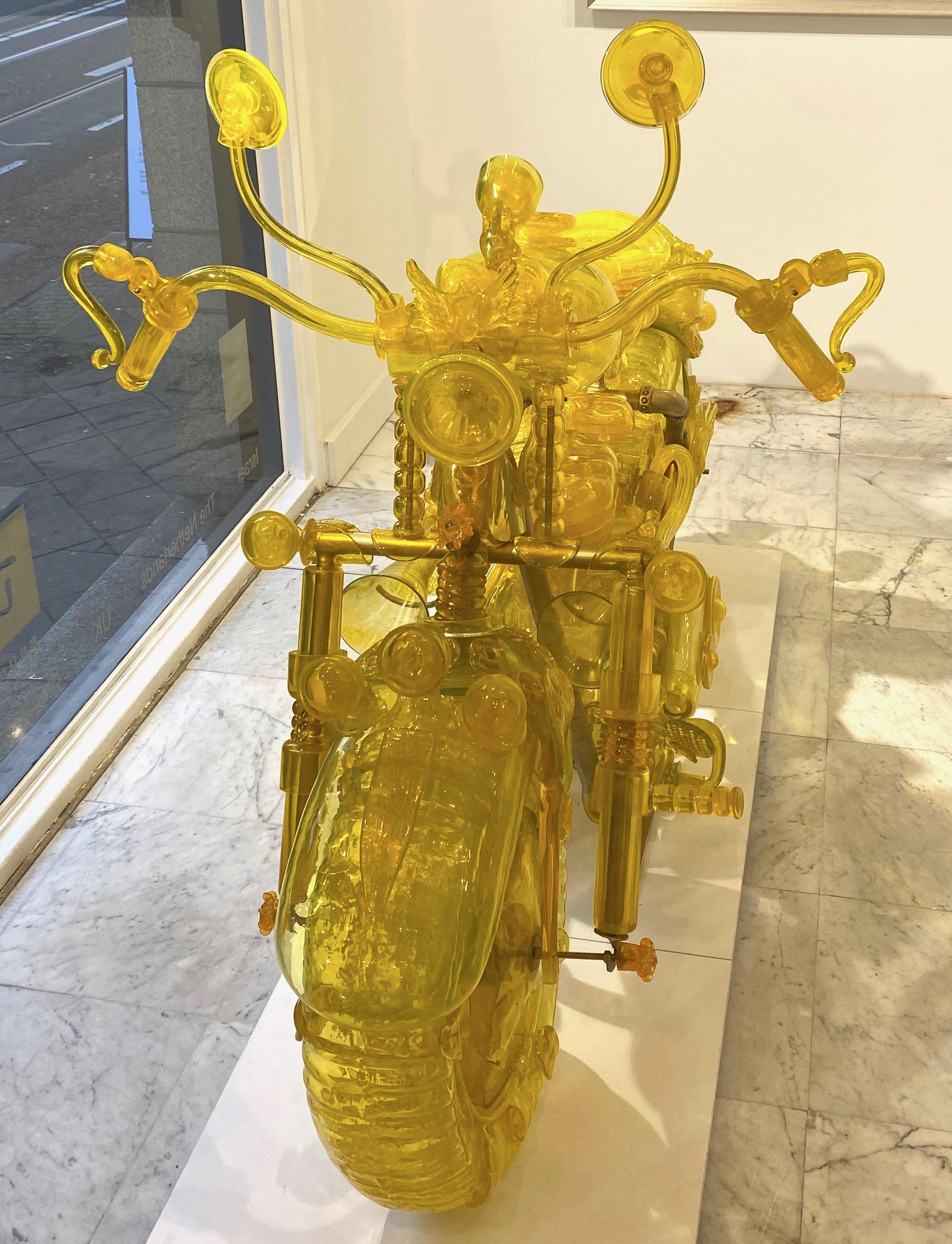 La montée d'un Lollipop Man : Le vélo - Sculpture originale en verre soufflé à la main en vente 2