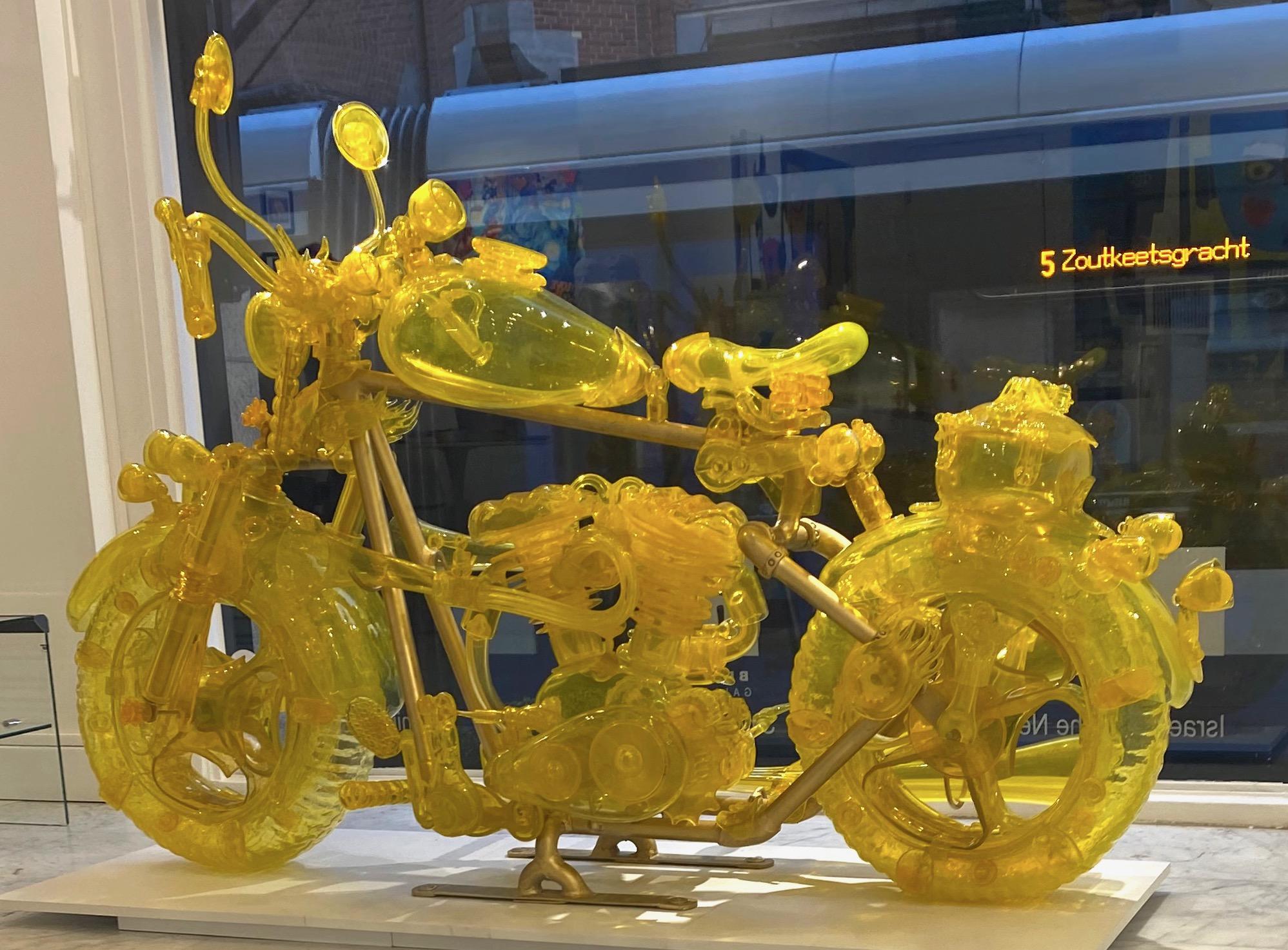 La montée d'un Lollipop Man : Le vélo - Sculpture originale en verre soufflé à la main - Art de Boris Shpeizman