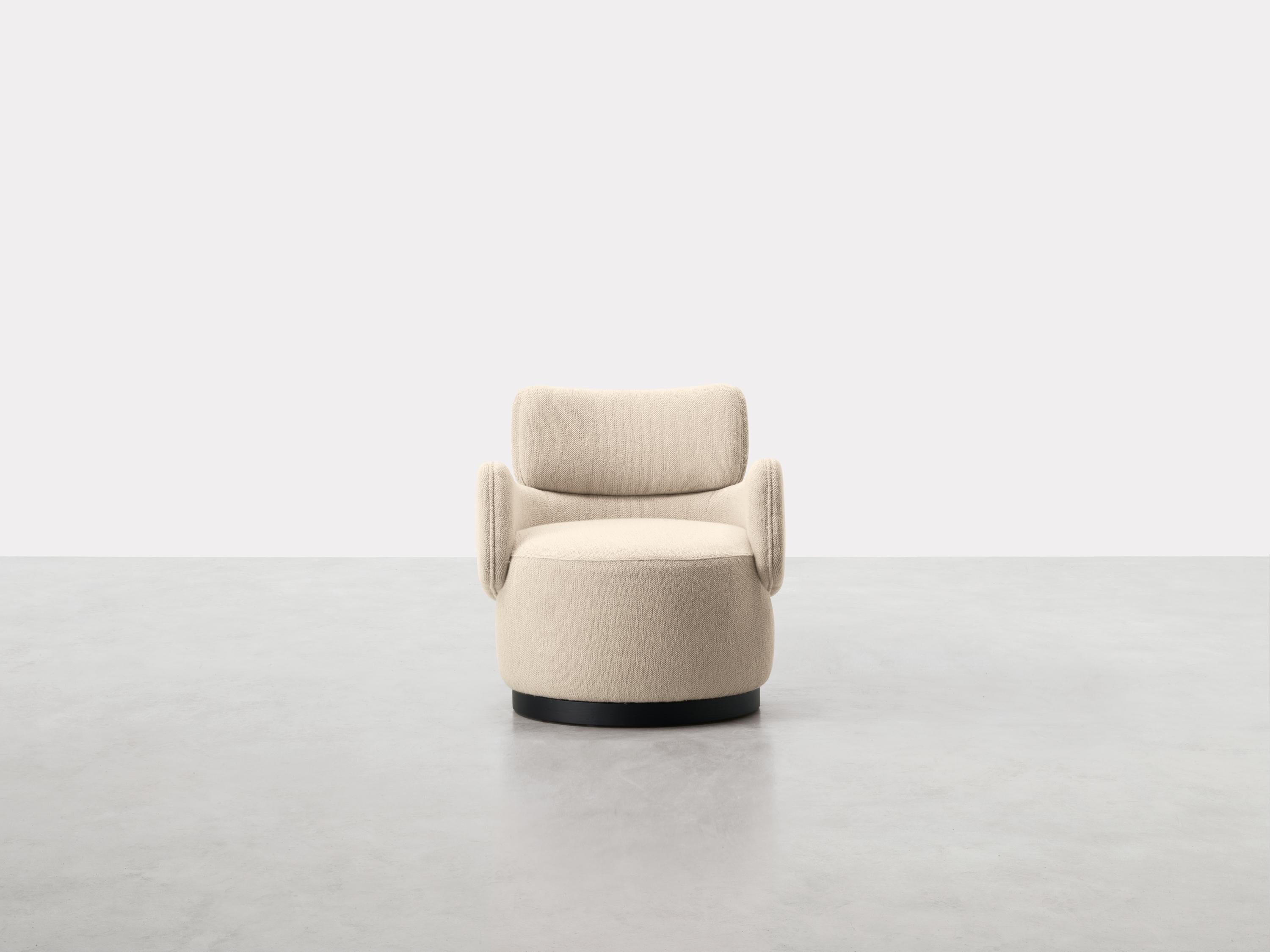Low version of Boris armchair. This large armchair refers to a small animal and its unmistakable fragile yet sturdy body. However unusual, the idea of drawing inspiration from an ant to design a seat seems to bring exquisite visual and constructive