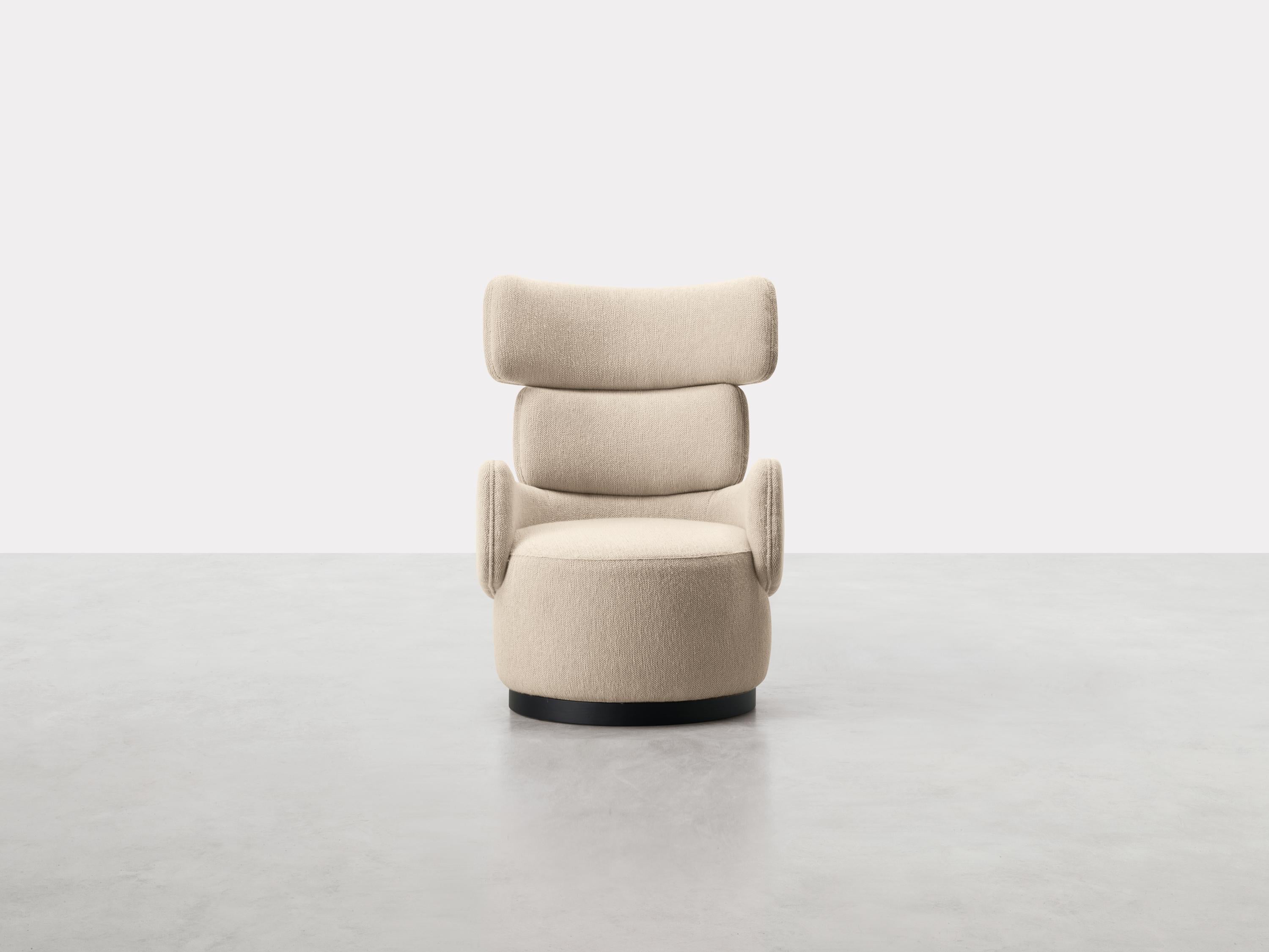 This large armchair refers to a small animal and its unmistakable fragile yet sturdy body. However unusual,
the idea of drawing inspiration from an ant to design a seat seems to bring exquisite visual and constructive
results.
Solid wood and curved