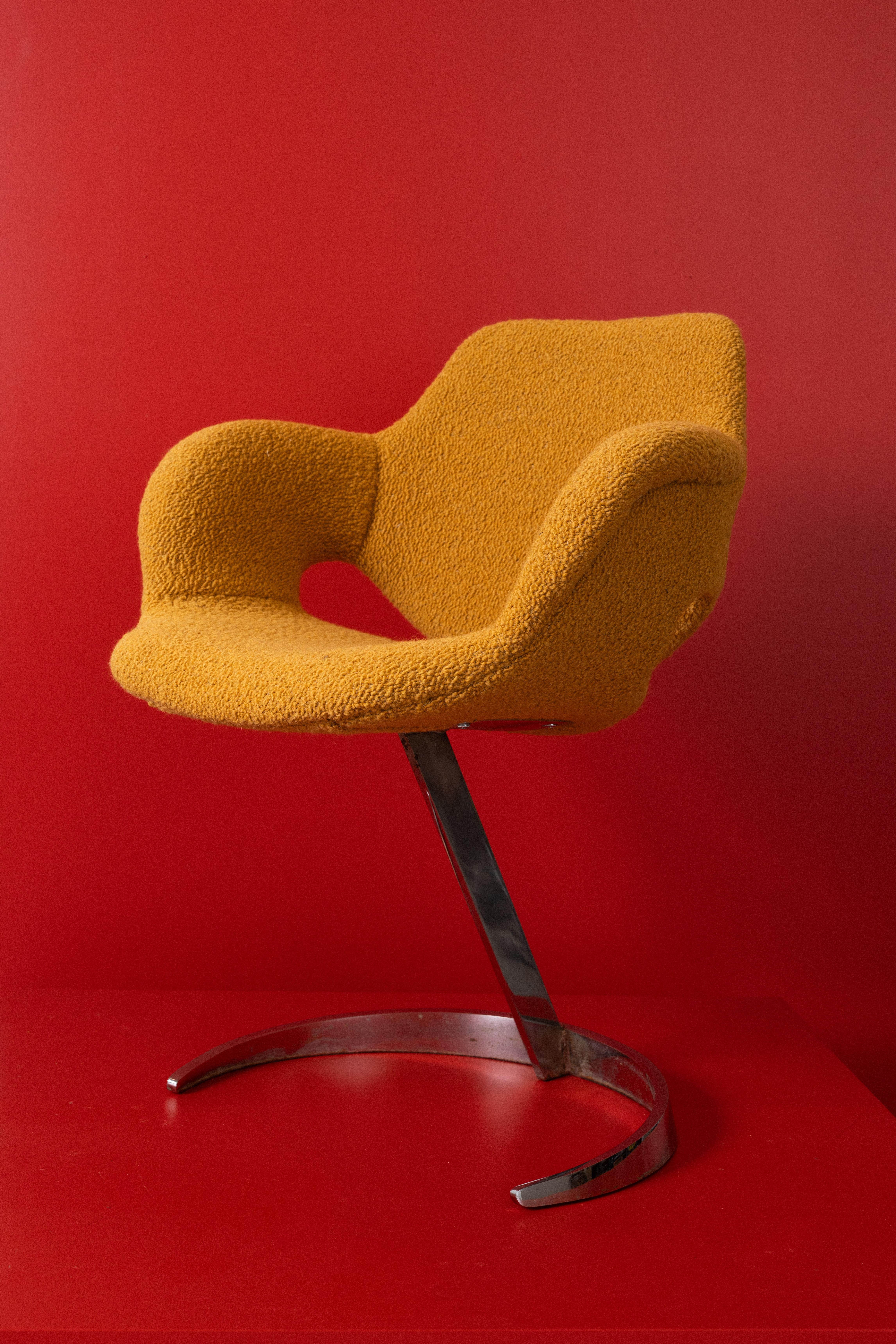 Cette élégante chaise de salle à manger, conçue par le célèbre designer français Boris Tabacoff dans les années 1970, associe une élégante base en métal chromé à un nouveau revêtement jaune. Connu pour son approche minimaliste et moderne, le travail