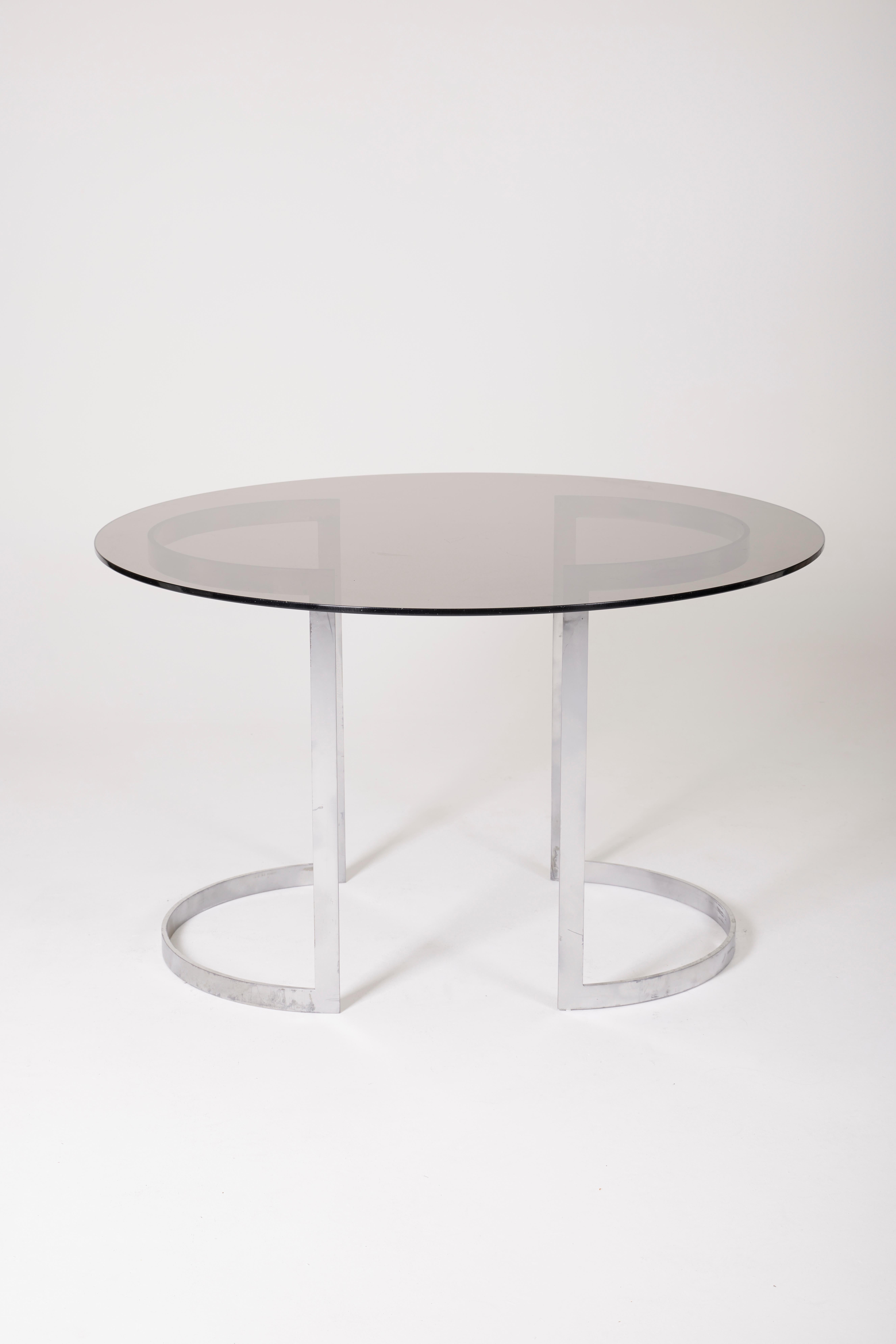 Dining table by designer Boris Tabacoff (1927-1985), 1970s. The top is made of smoked glass in a circular shape. It rests on a double curved chrome-plated metal base. Good condition.
LP1621
