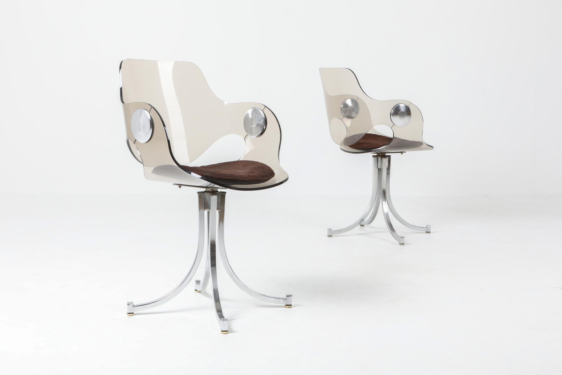 Chaises en chrome et en plexiglas de Boris Tabacoff pour Mobilier Modulaire Moderne, France, 1971. Coquilles en Lucite transparent avec coussin, montures en acier chromé avec bases en forme de croissant en porte-à-faux. Nous avons 2 pièces