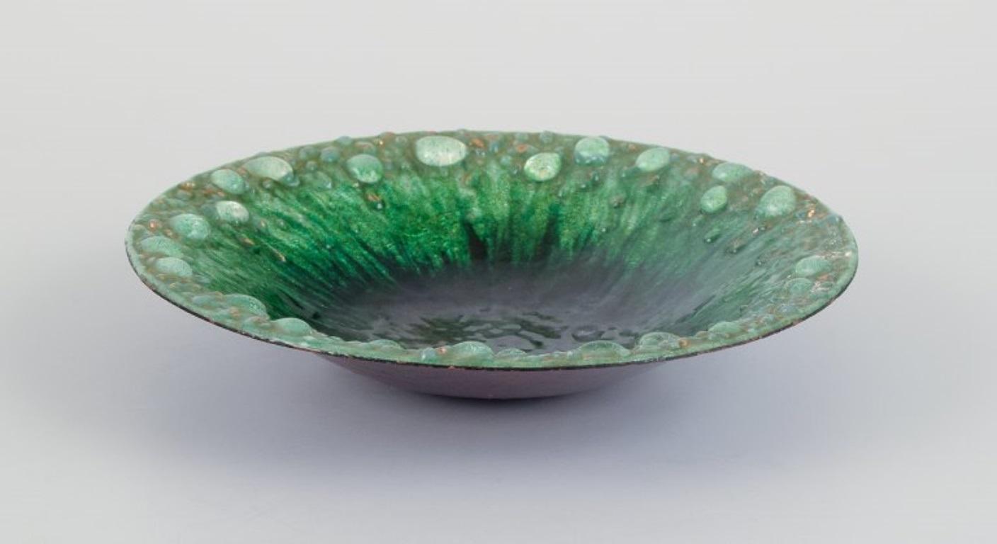 Boris Veisbrot (1903-2011) for Limoges, France.
Enamel bowl in green tones, with air bubbles.
Mid-20th century.
Perfect condition.
Signed.
Dimensions: D 14.8 cm x H 3.5 cm.
