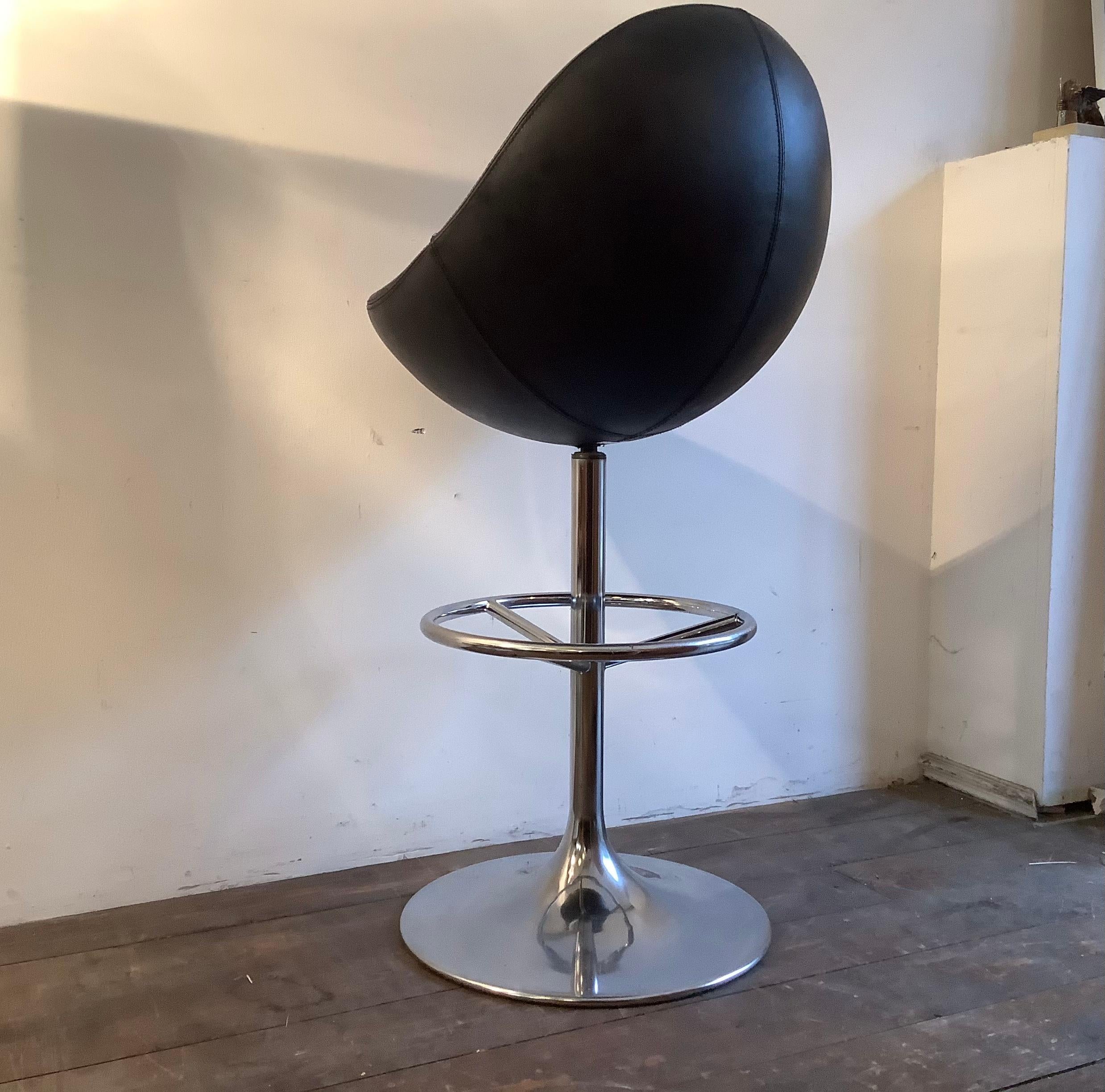 Black vinyl swivel bar stool with a Classic trumpet base
Designed by Borja Johansson.