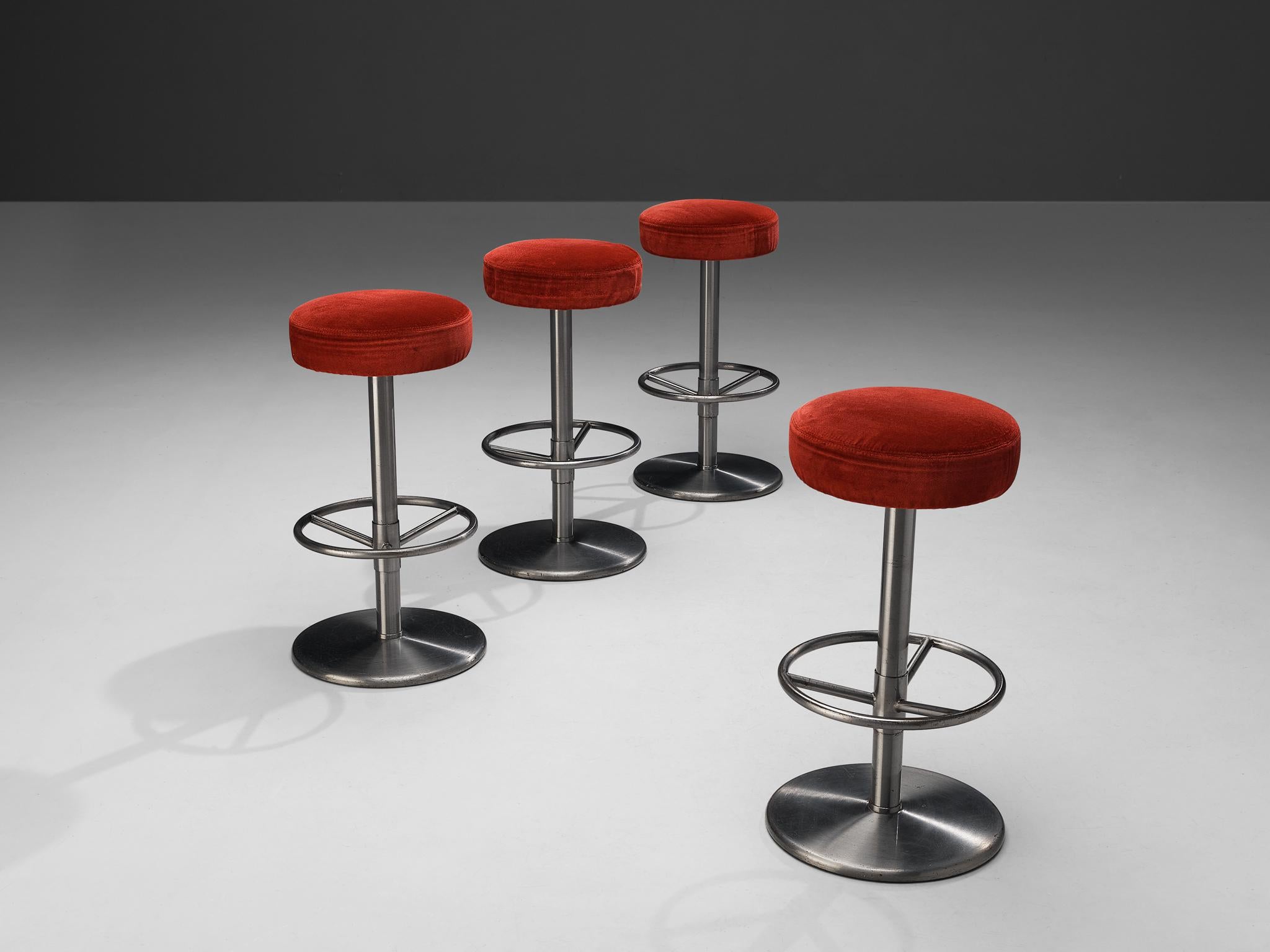 Börje Johanson for Johanson Design, set of four bar stools as part of the 'classic' series, chromed metal, velvet, Sweden, 1960s

Highly comfortable high barstools in red velvet upholstery. Due to the soft seat and back, these chairs provide a very