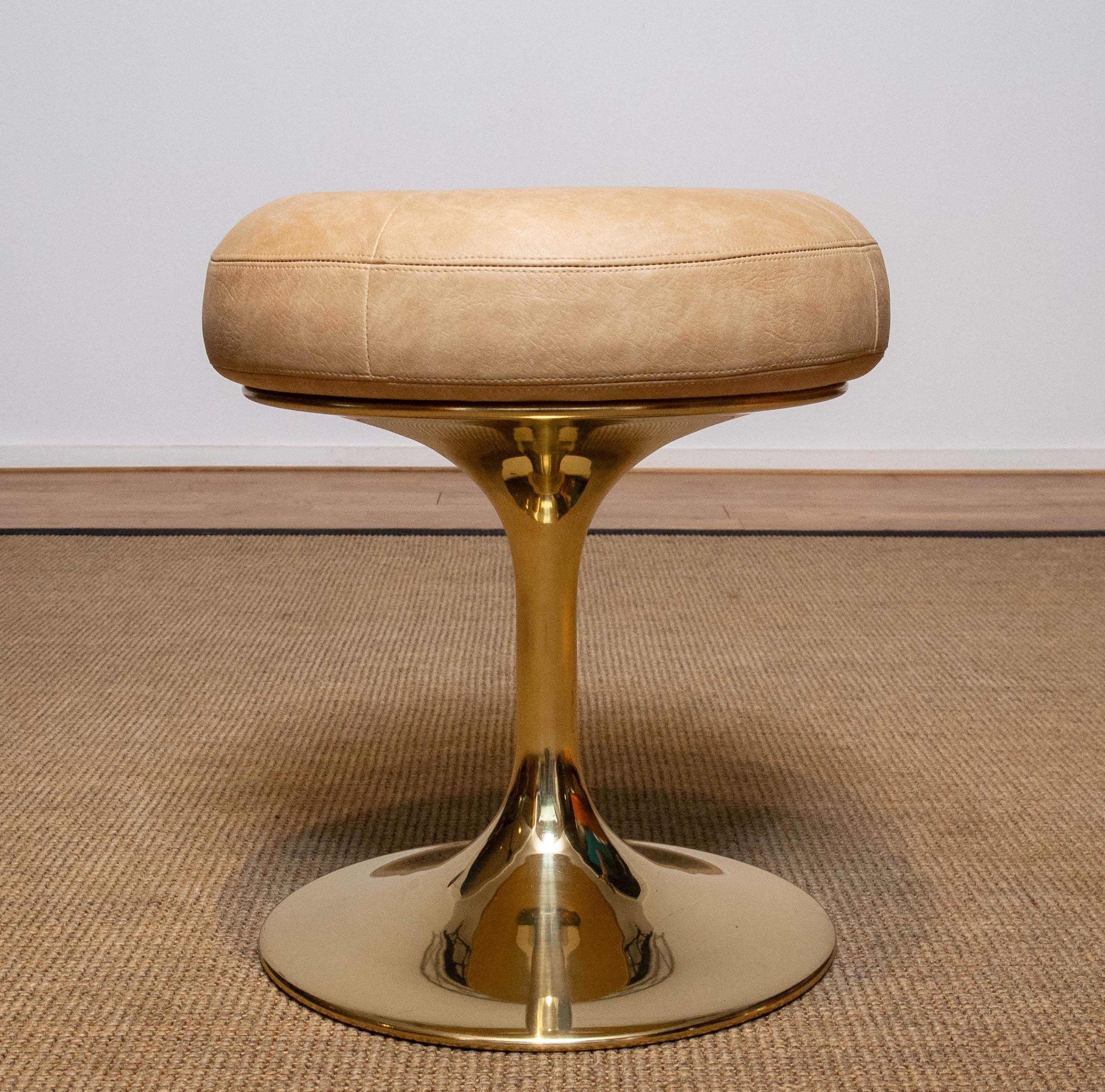 Borje Johanson Beige Faux Leather and Gold Tulip Base Stool from Sweden, 1960s In Good Condition In Silvolde, Gelderland