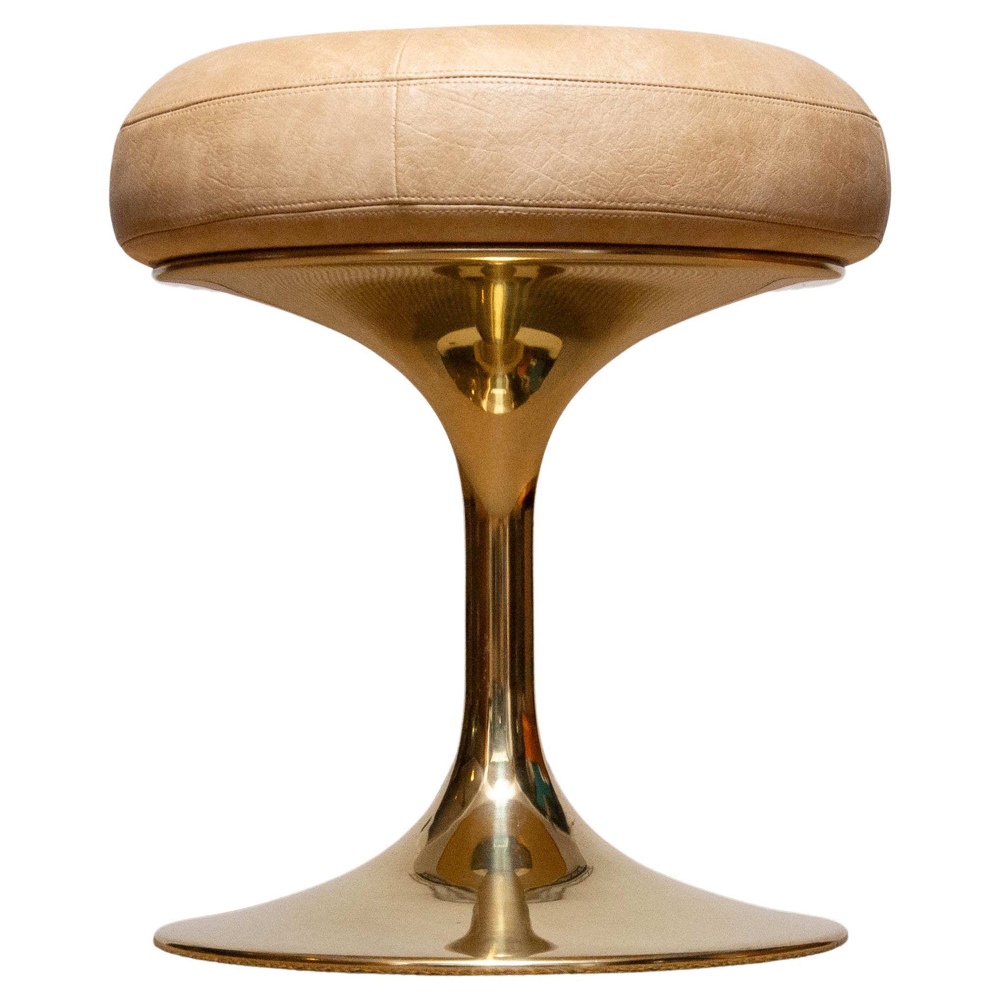 Tabouret Borje Johanson en faux cuir beige et base tulipe dor�ée de Suède, années 1960