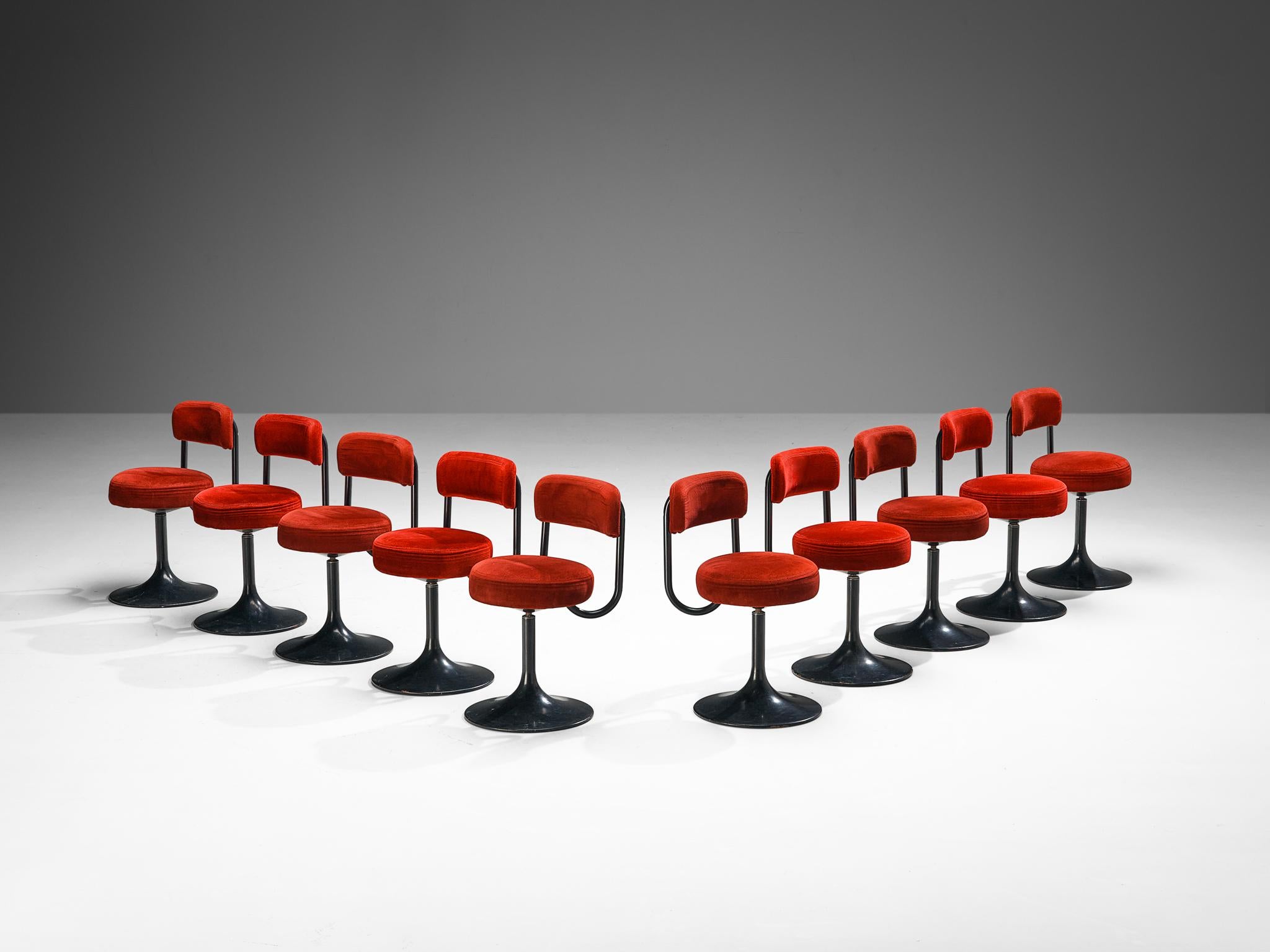 Börje Johanson pour Design/One, chaises de salle à manger, métal laqué, velours, Suède, années 1970

Fauteuils pivotants très confortables en velours rouge. Grâce à l'assise et au dossier souples, ces chaises offrent une expérience d'assise très