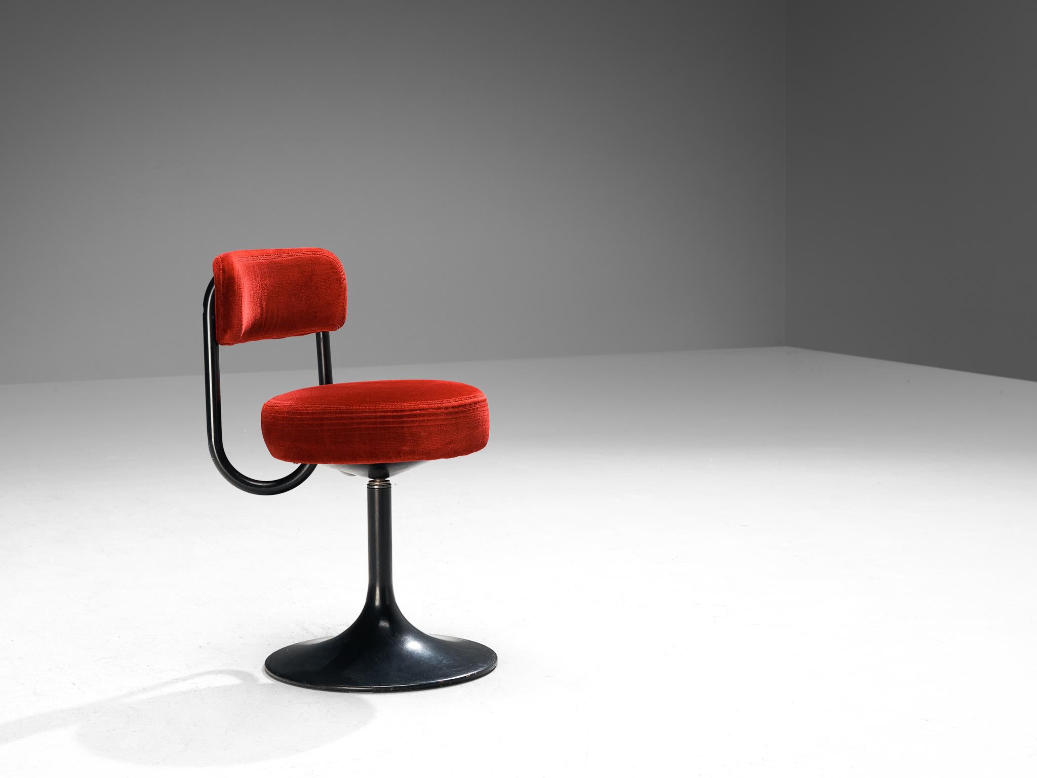 Mid-Century Modern Börje Johanson for Johanson Design Ensemble de chaises pivotantes en velours rouge  en vente