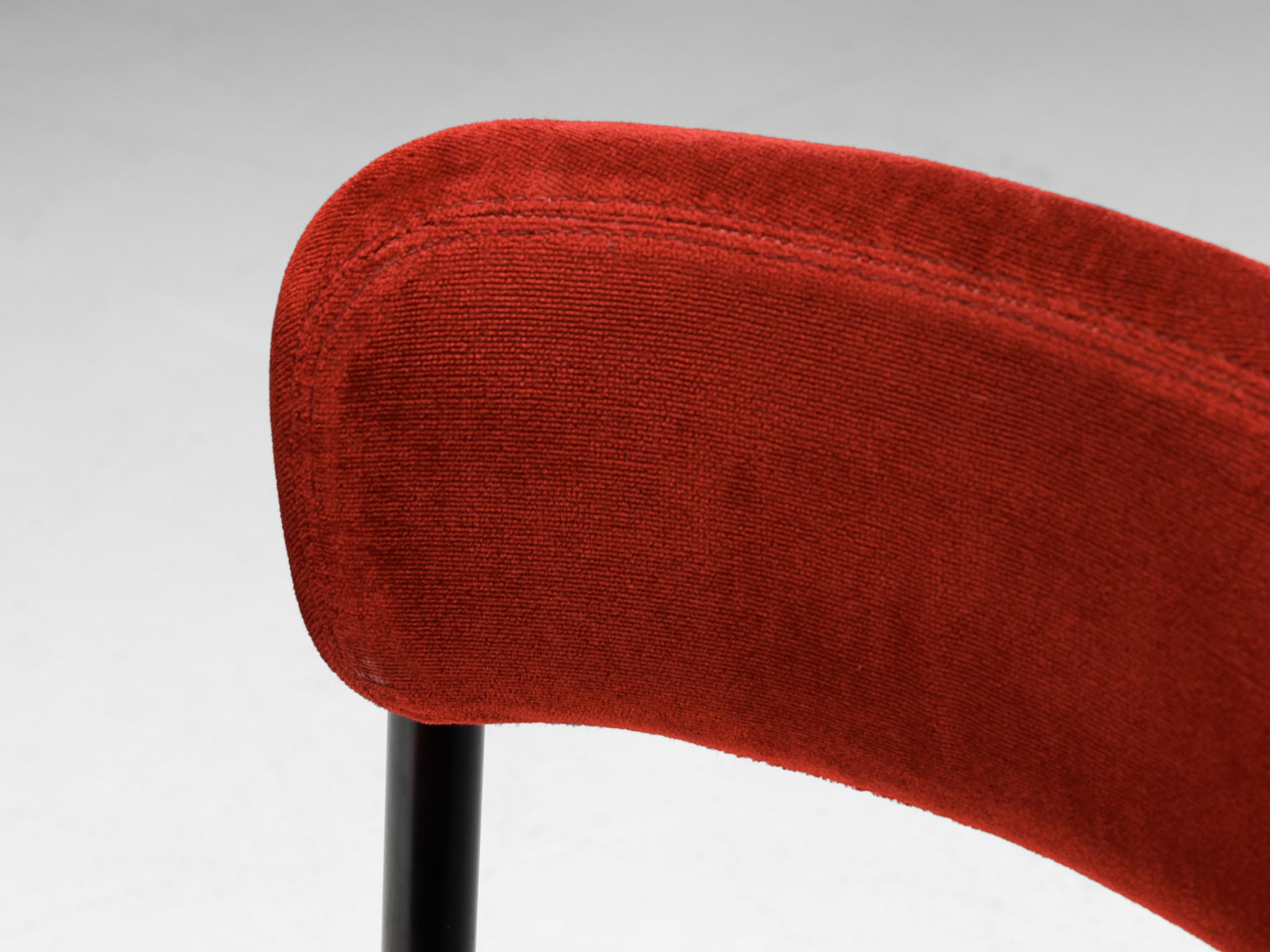 Suédois Börje Johanson for Johanson Design Ensemble de chaises pivotantes en velours rouge  en vente