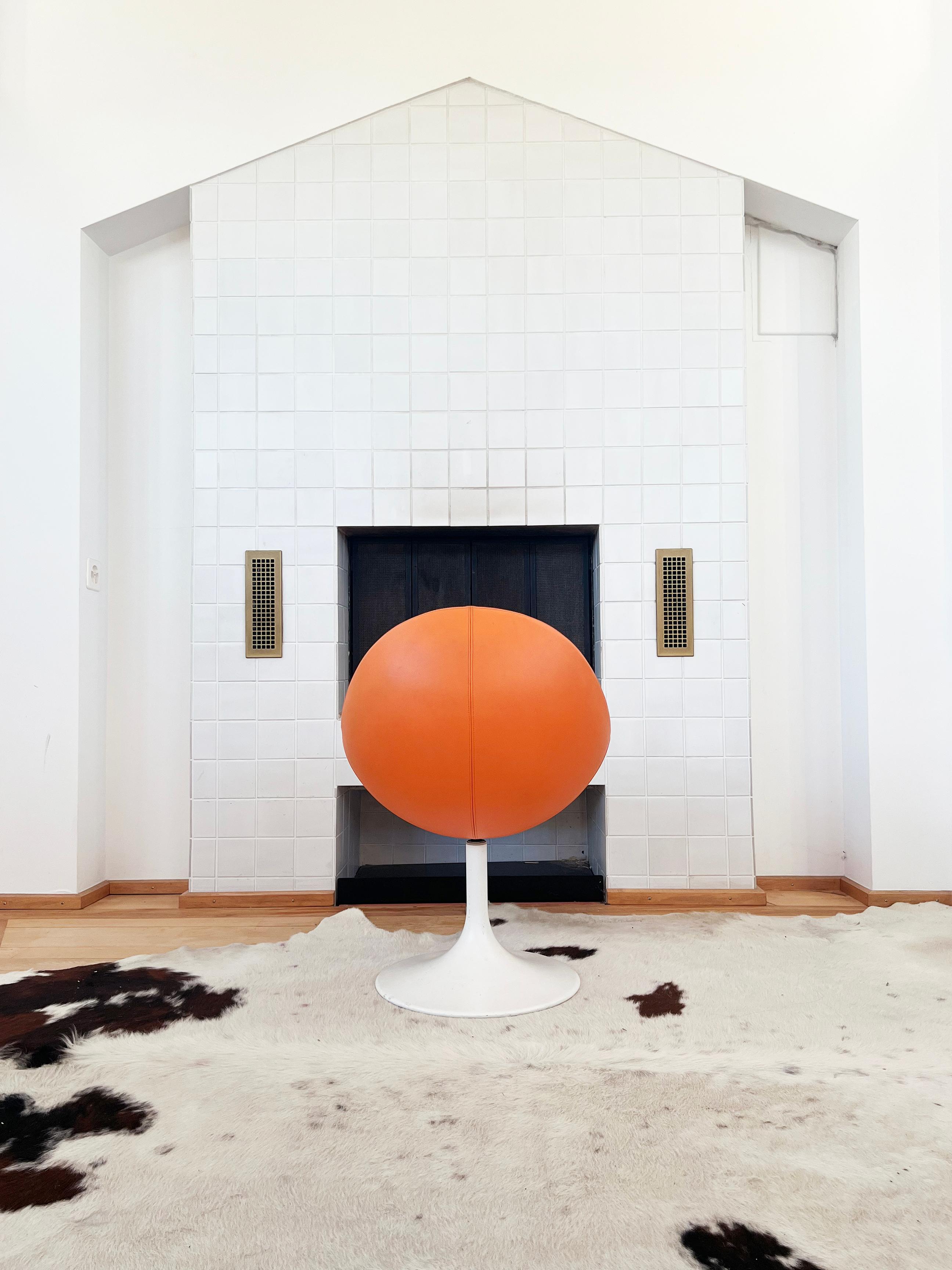 Mid-Century Modern Börje Johanson Orange Leather Venus Chair, White Tulip Foot Sweden 60s, 1 Chair