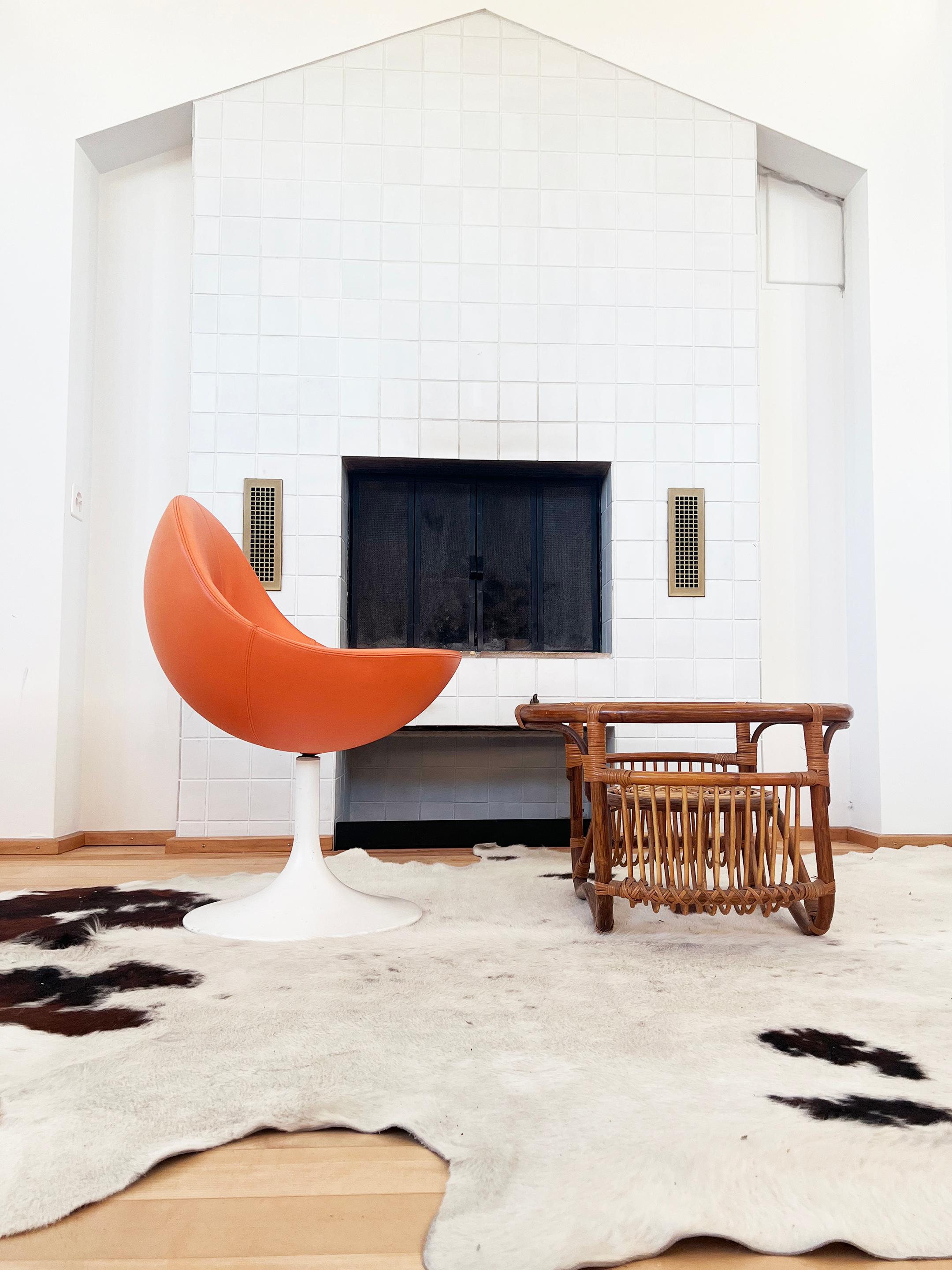 Börje Johanson Orange Leather Venus Chairs on White Tulip Foot, Sweden 60s -Pair For Sale 5