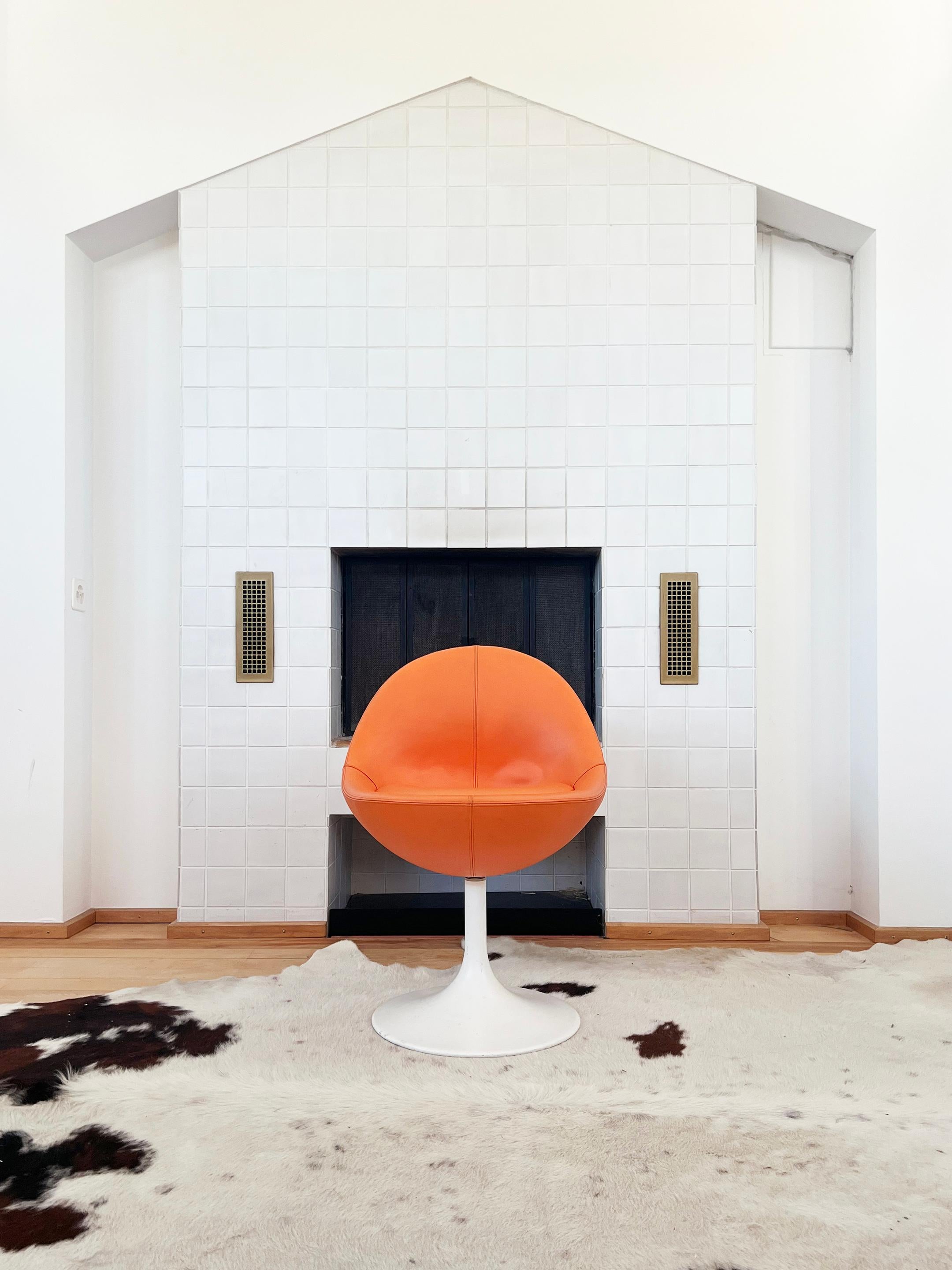 Börje Johanson Orange Leather Venus Chairs on White Tulip Foot, Sweden 60s -Pair For Sale 6