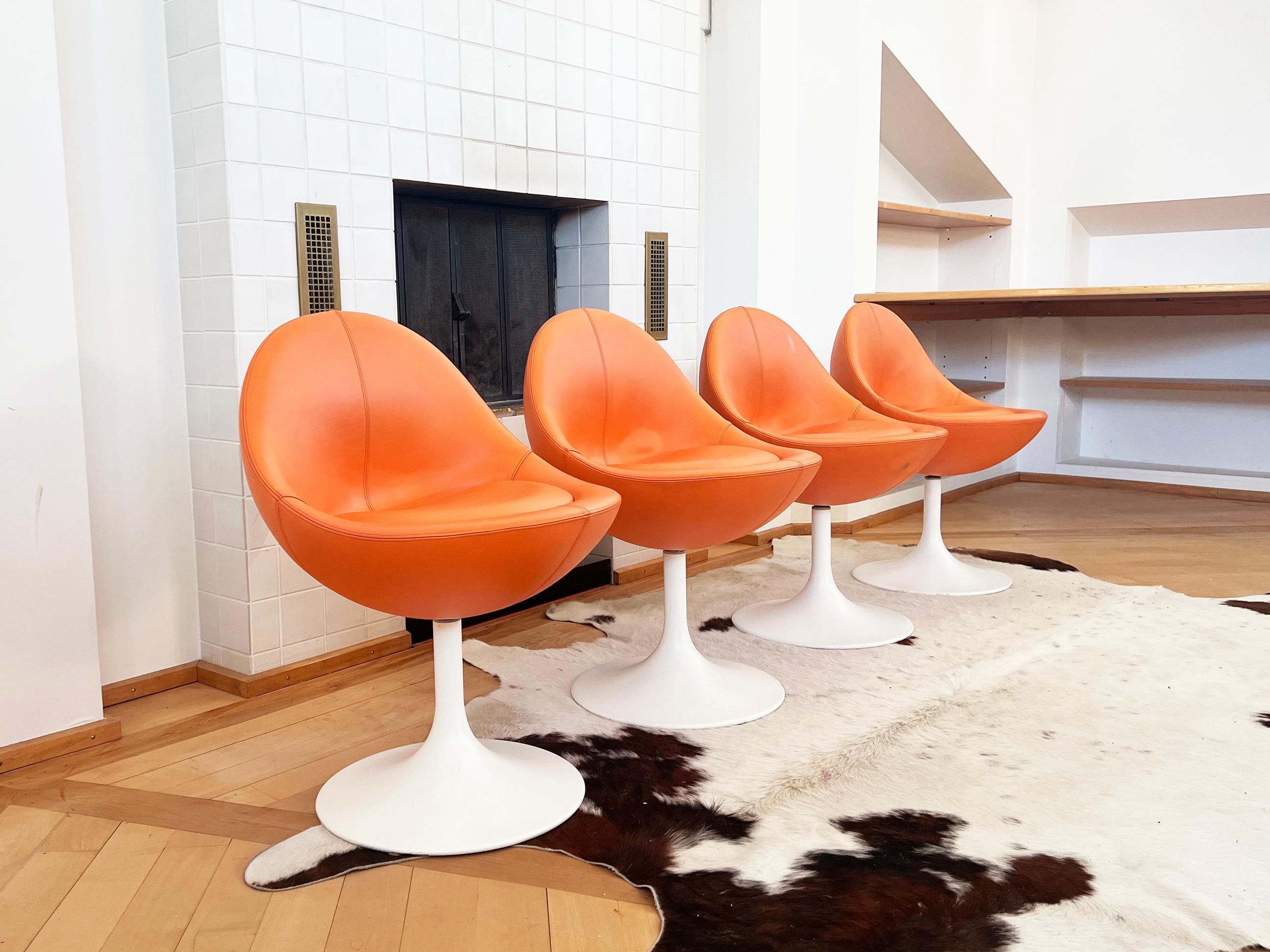 Börje Johanson Orange Leather Venus Chairs on White Tulip Foot, Sweden 60s -Pair In Good Condition For Sale In Basel, BS