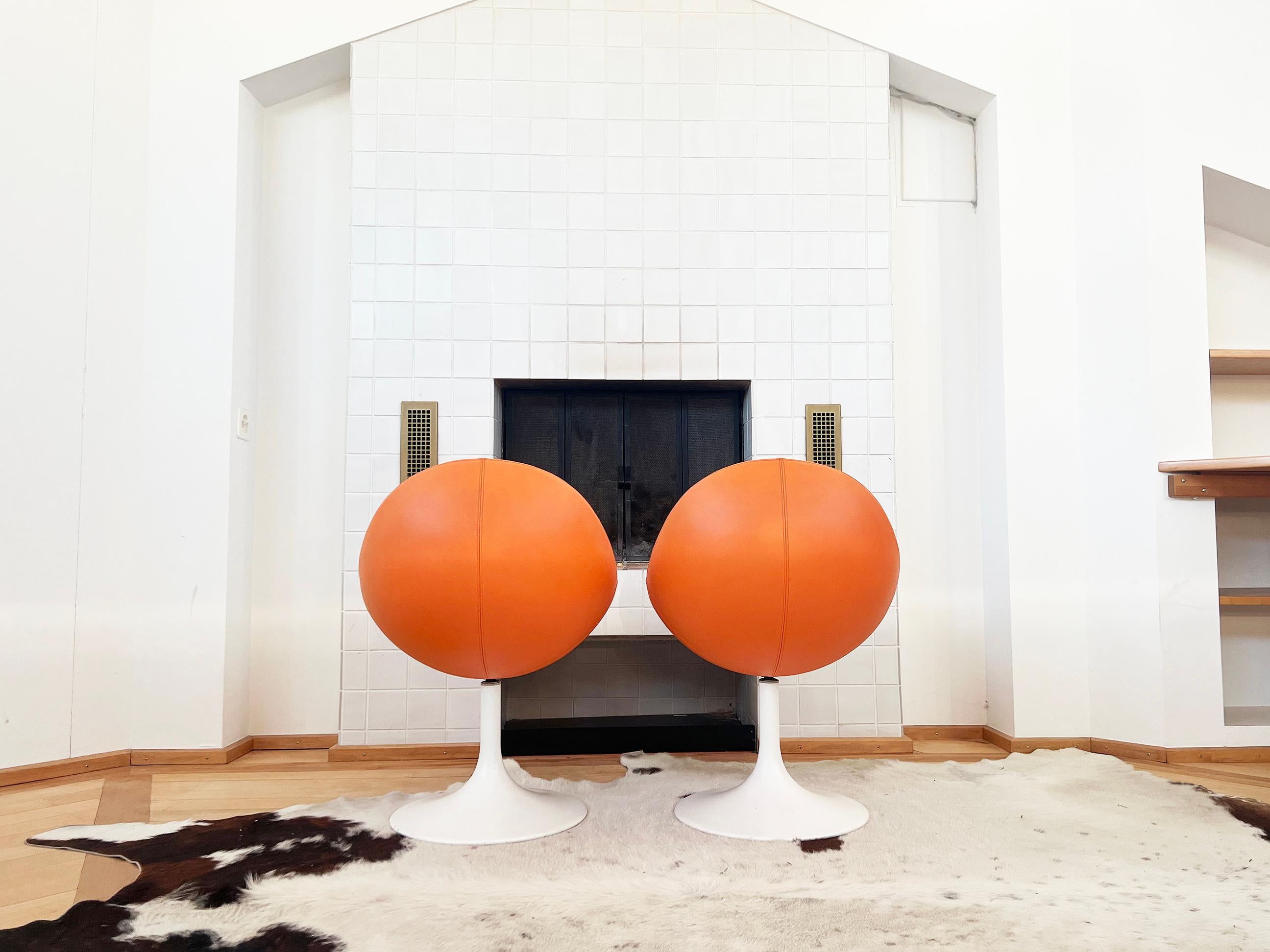 Börje Johanson Orange Leather Venus Chairs on White Tulip Foot, Sweden 60s -Pair For Sale 2