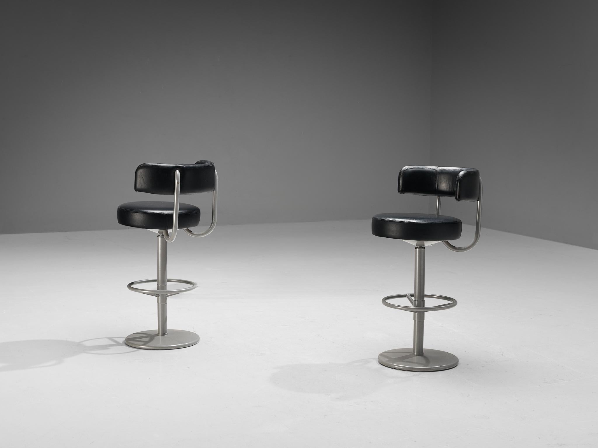 Börje Johanson for Johanson Design, pair of barstools as part of 'Johanson Jupiter Collection', metal, leatherette, Sweden, 1970s.

Highly comfortable high barstools in black leatherette upholstery. Due to the solid seat and back, these chairs