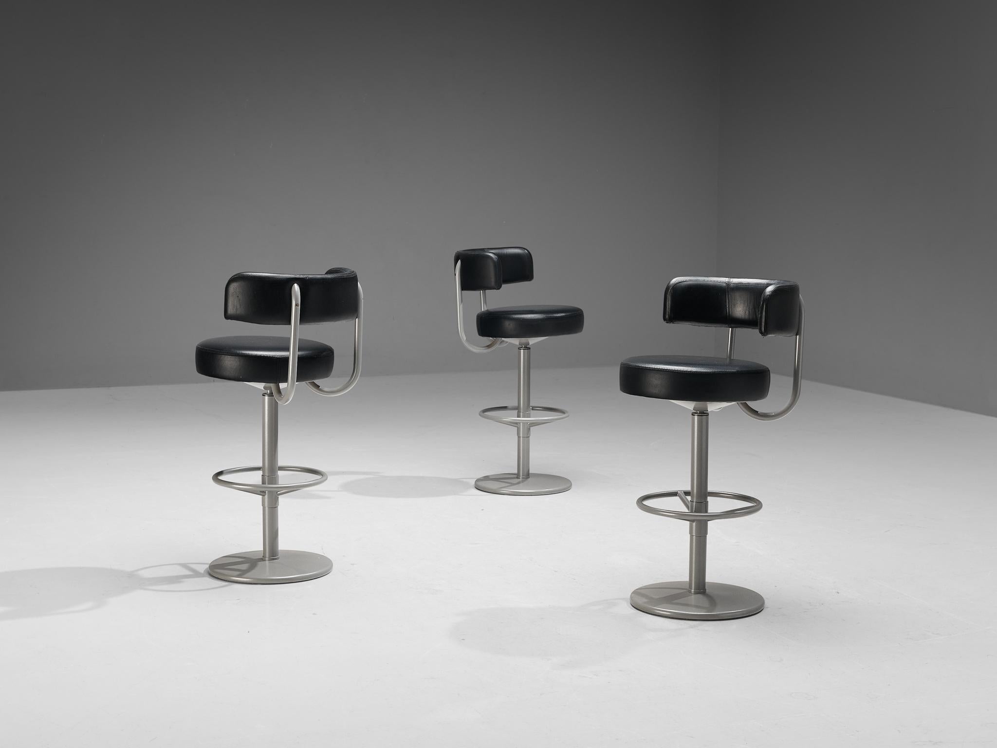 Börje Johanson for Johanson Design, set of three barstools as part of 'Johanson Jupiter Collection', metal, leatherette, Sweden, 1970s.

Highly comfortable high barstools in black leatherette upholstery. Due to the solid seat and back, these