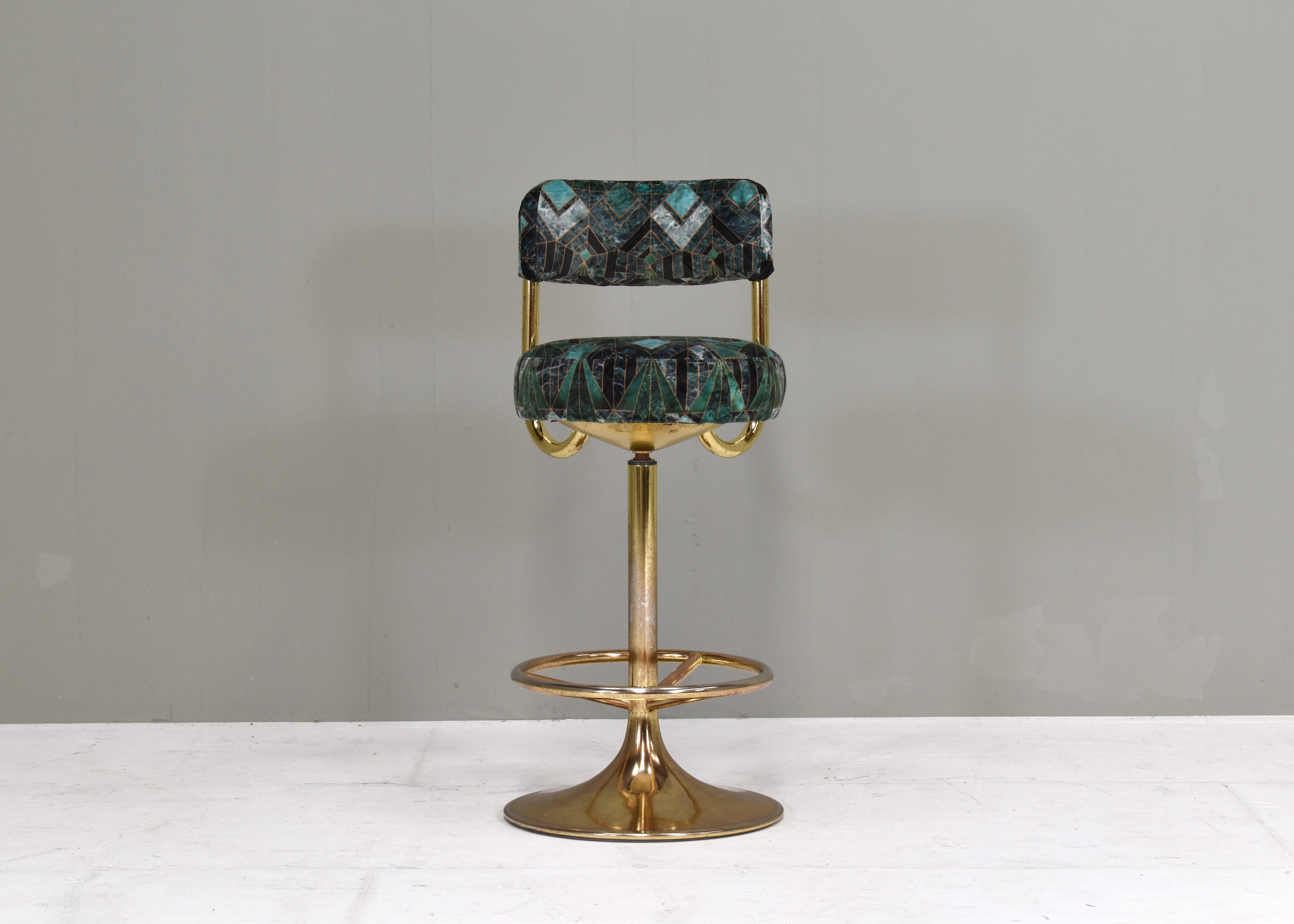 Tabouret de bar pivotant de Börje Johanson pour Johanson design à Markaryd, Suède, années 1960. La chaise a été tapissée à neuf.

Concepteur : Börje Johanson.
Fabricant : Design/One.
Pays : Suède.
Modèle : tabouret de bar pivotant.
MATERIAL :