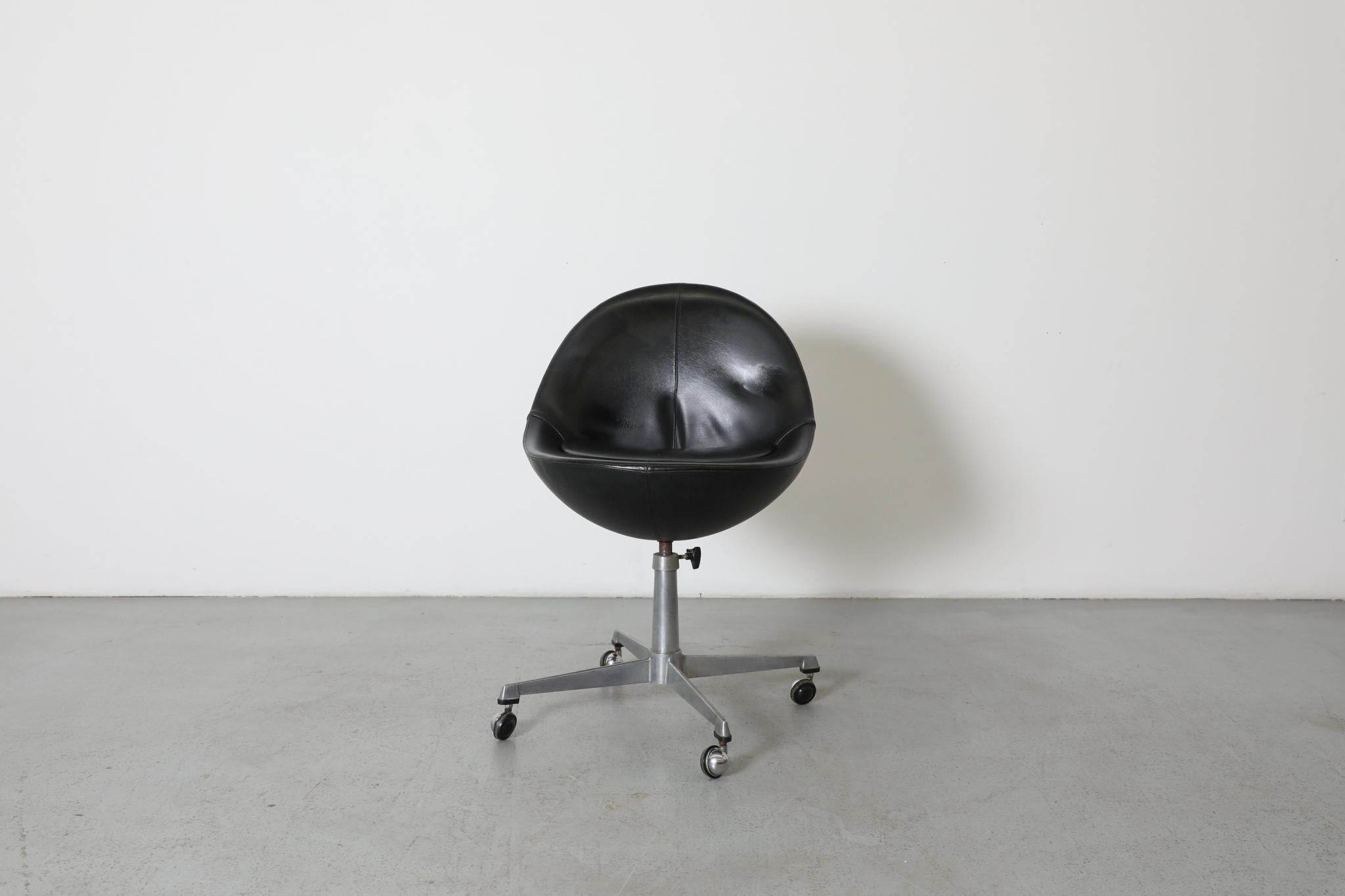 Der skulpturale rollende Bürostuhl Venus