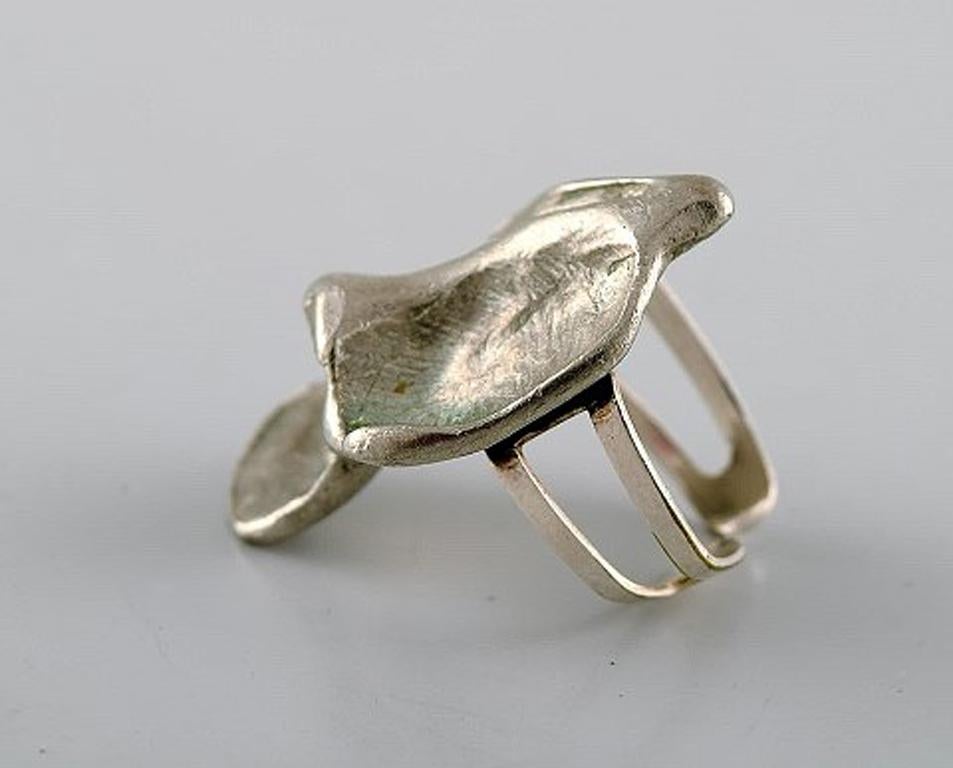 Börje Tennung, Swedish silversmith. Modernist silver ring. 1980's.
In very good condition.
Stamped.
Measures: 20 mm. US size: 10.25.
In most cases we can for a fee ($50) have the ring resized.