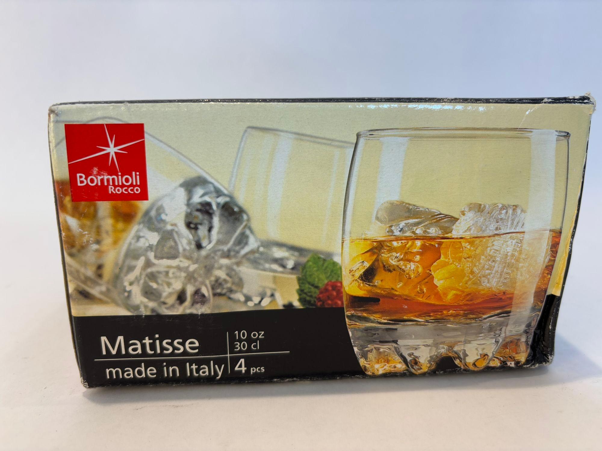 Juego de 4 copas de whisky italiano Bormioli Rocco Matisse, pesadas y con un fondo moldeado de agradable textura.
Dimensiones: 3,5 x 3,5 pulg.
Fabricado en Italia, hacia la década de 1980.
Juego vintage de 4 vasos de whisky, sin usar en su caja