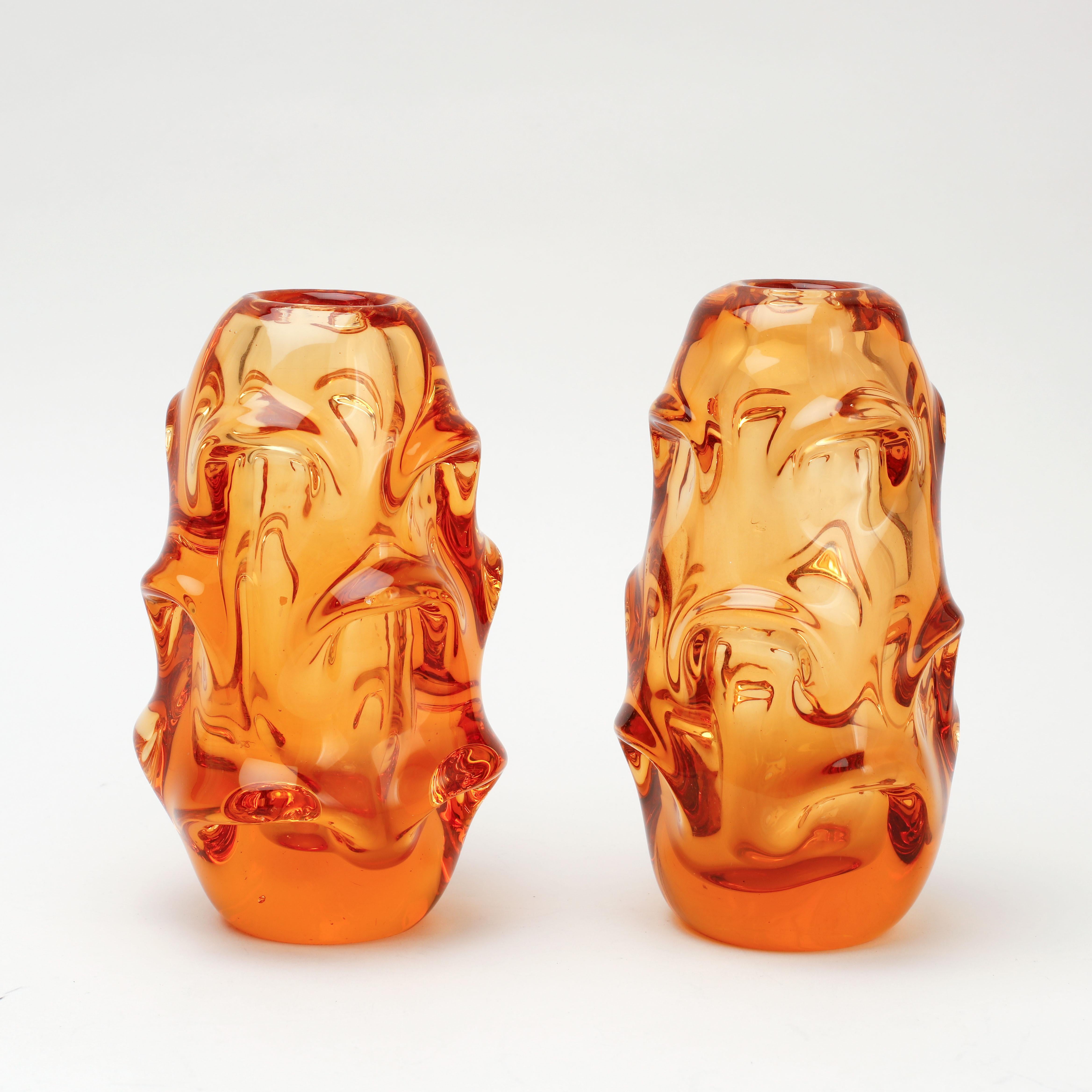 Deux vases en verre de forme souple de style scandinave moderne, Börne Augustsson, suédois, du milieu du siècle dernier, en verre ambré. Fabriqué par Åseda (non signé), vers 1948.