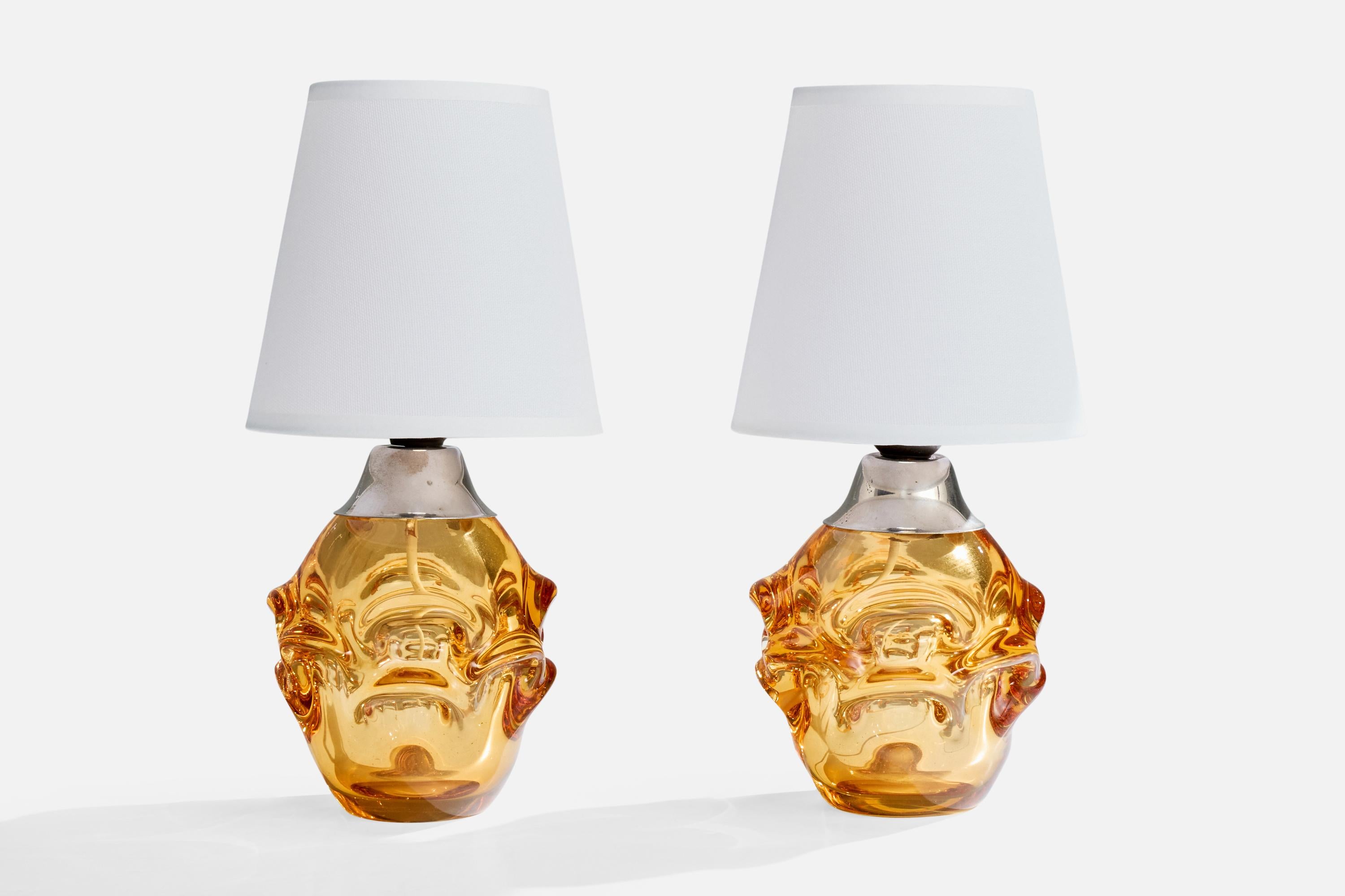 Paire de lampes de table en verre et métal de couleur orange conçues par Börne Augustsson et produites par Åseda Glasbruk, Suède, vers les années 1940.

Oxydation présente sur le métal

Usure correspondant à l'âge et à l'usage.

Dimensions globales