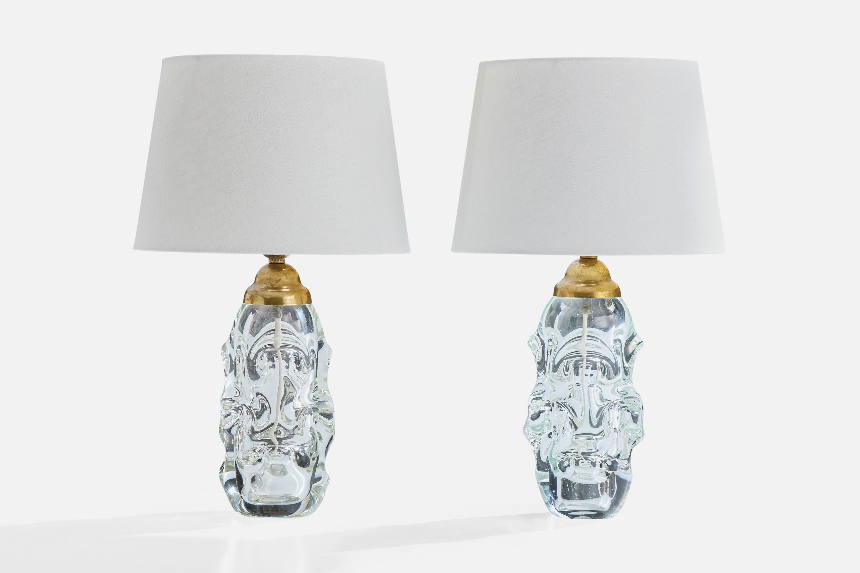Paire de lampes de table en verre soufflé et laiton conçues par Börne Augustsson et produites par Åseda Glasbruk, Suède, c.C. 1940.

Dimensions de la lampe (pouces) : 11.65 