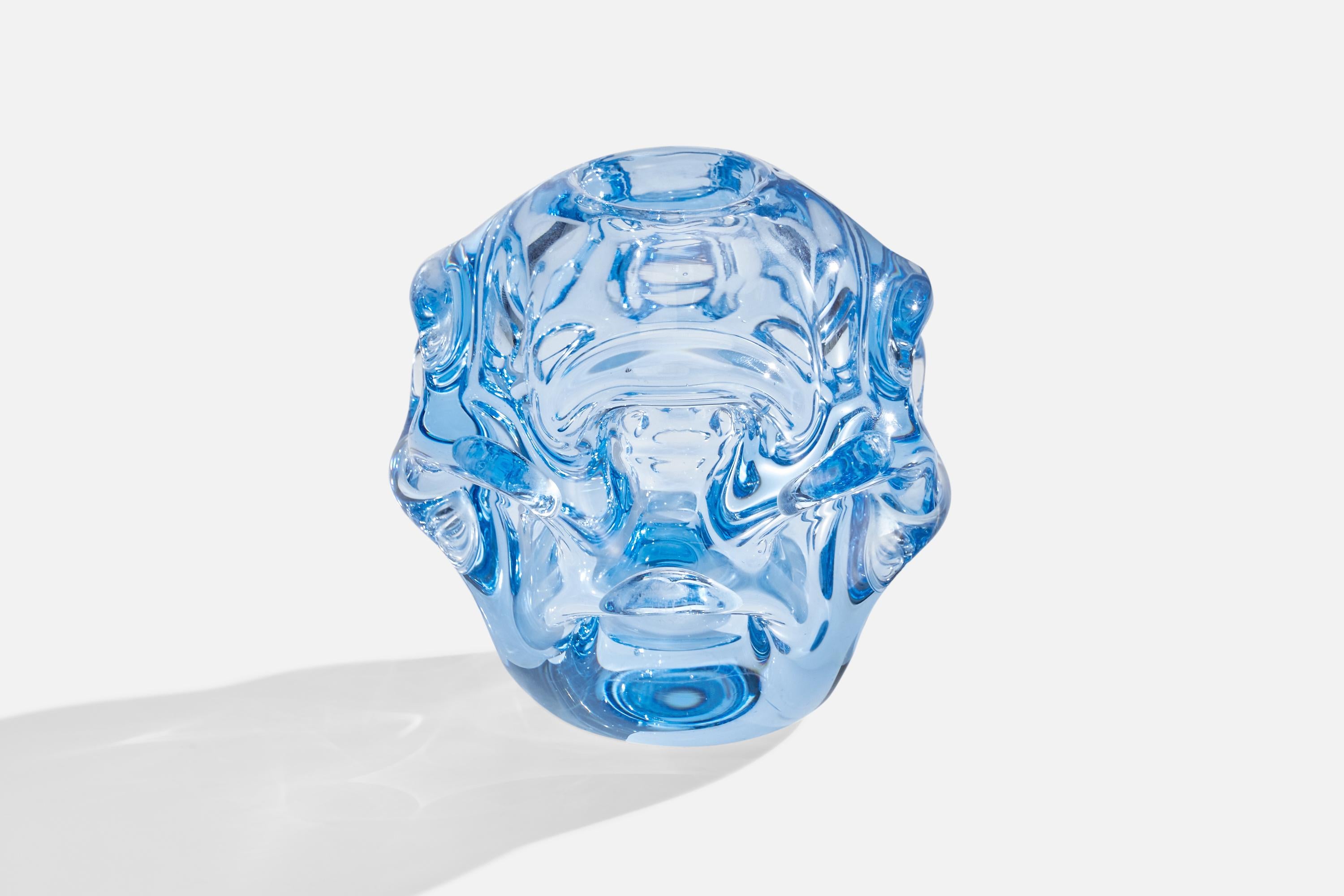 Vase organique en verre soufflé bleu conçu par Börne Augustsson et produit par Åseda Glasbruk, Suède, c. 1940s.